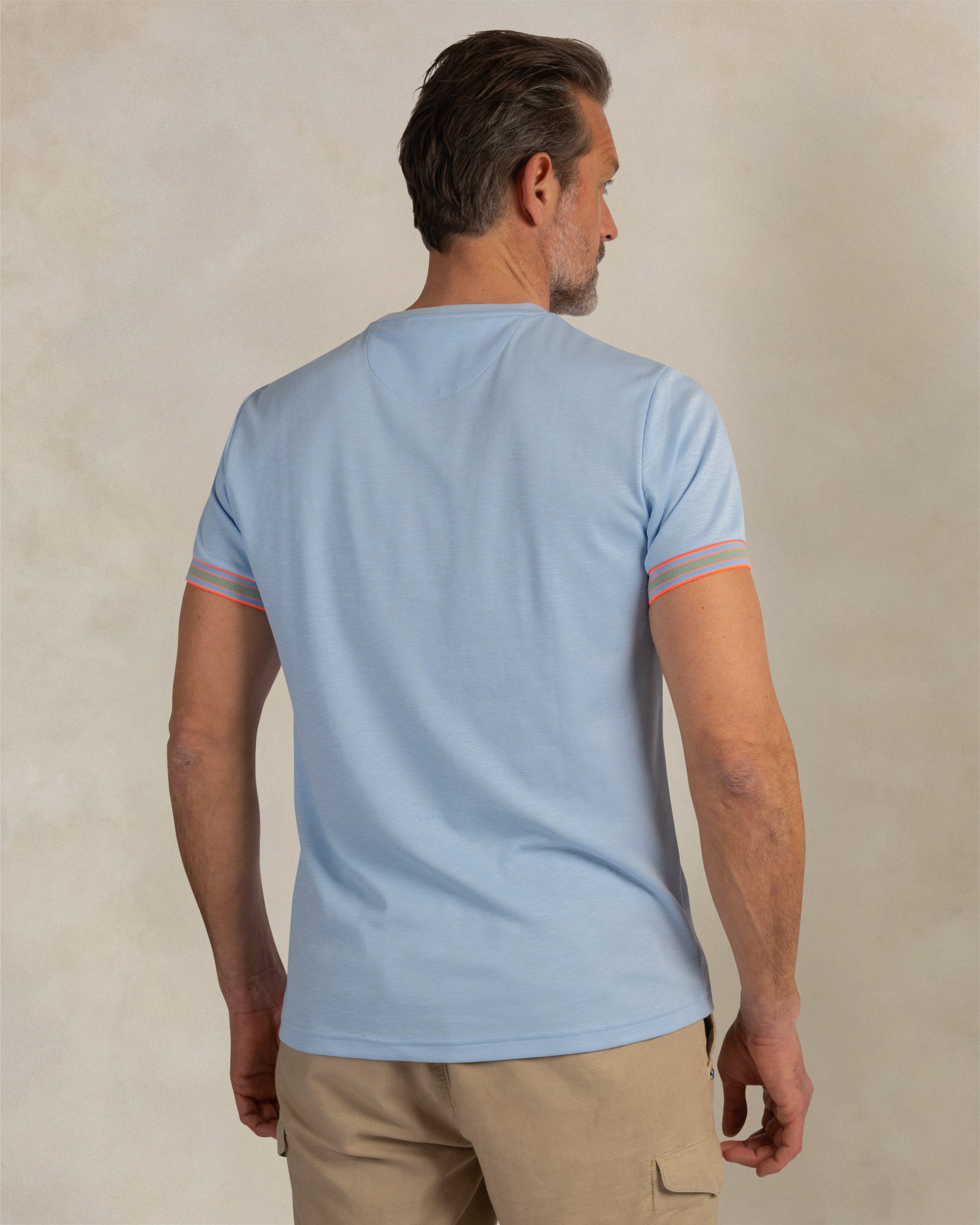 Hellblaues Baumwollmischgewebe-T-Shirt Hellblaues Baumwollmischgewebe-T-Shirt