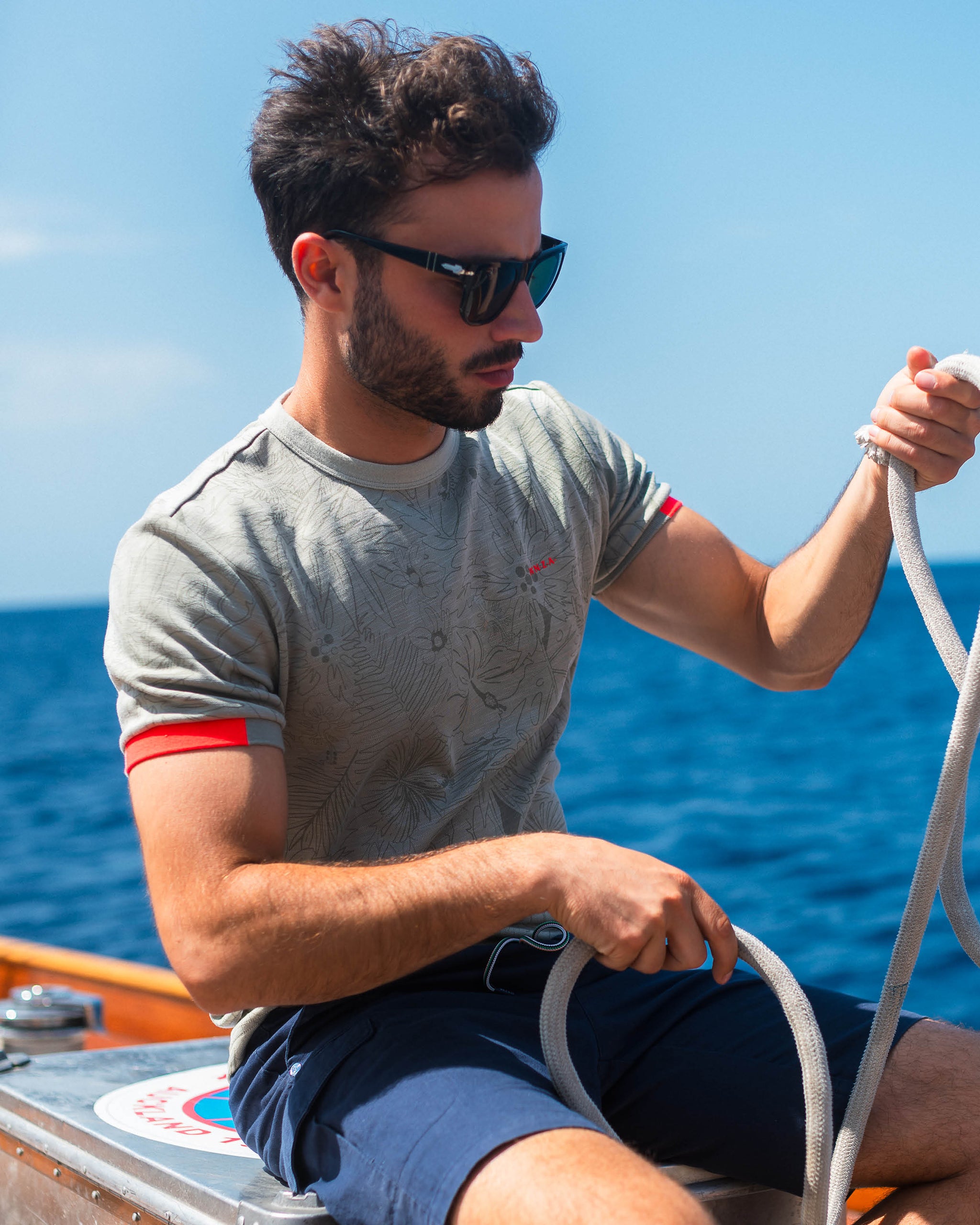 Green round-neck T-shirt with leaf print Green round-neck T-shirt with leaf print