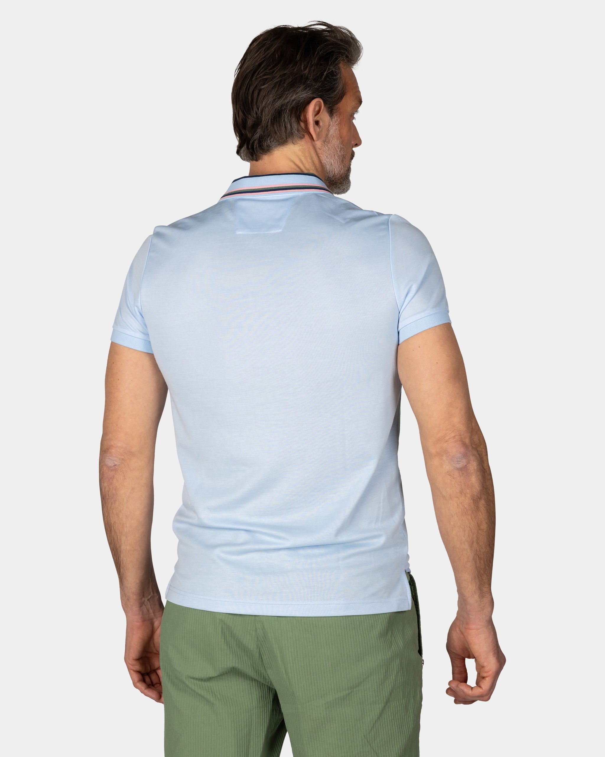 Pastelblauwe polo met gestreepte kraag Pastelblauwe polo met gestreepte kraag