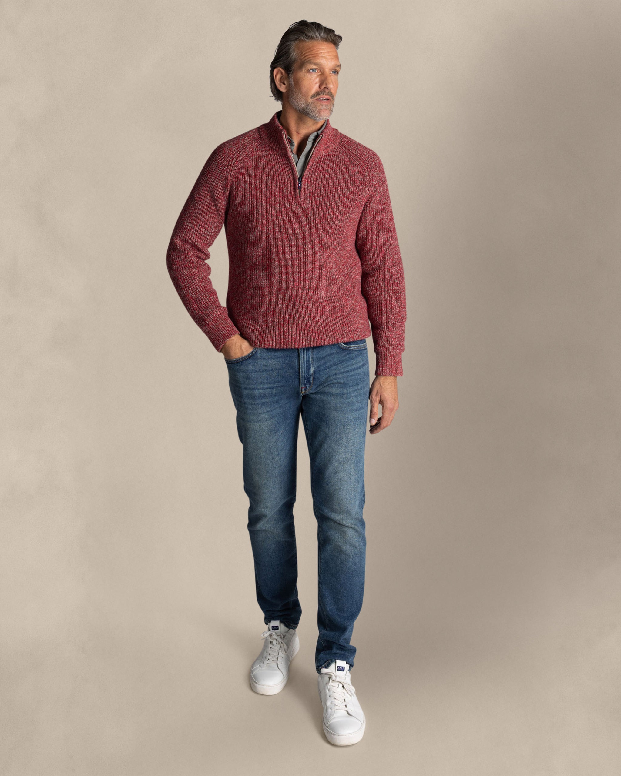 Roter Baumwollpullover mit halbem Reißverschluss Roter Baumwollpullover mit halbem Reißverschluss