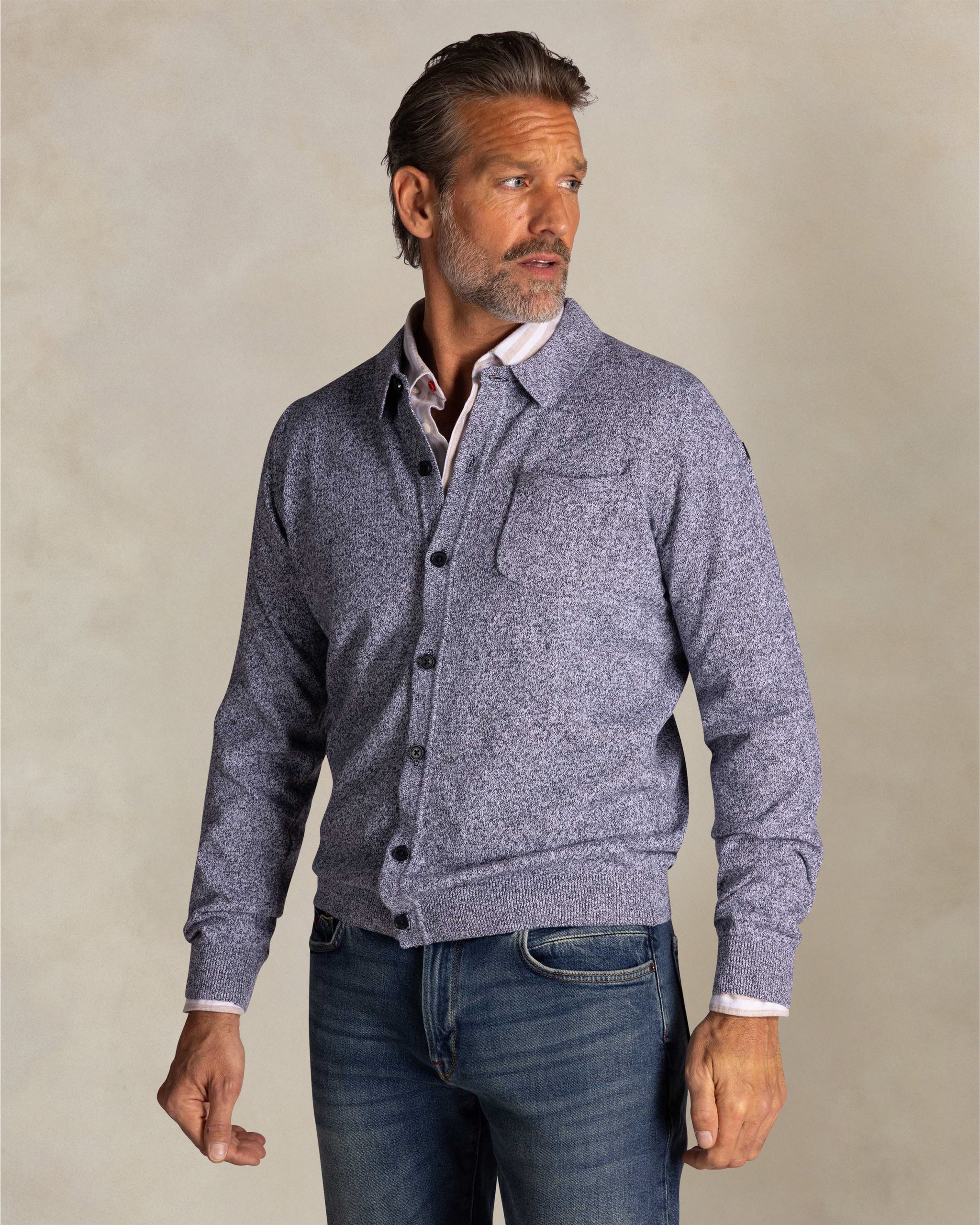 Tricot en coton bleu avec boutons Tricot en coton bleu avec boutons