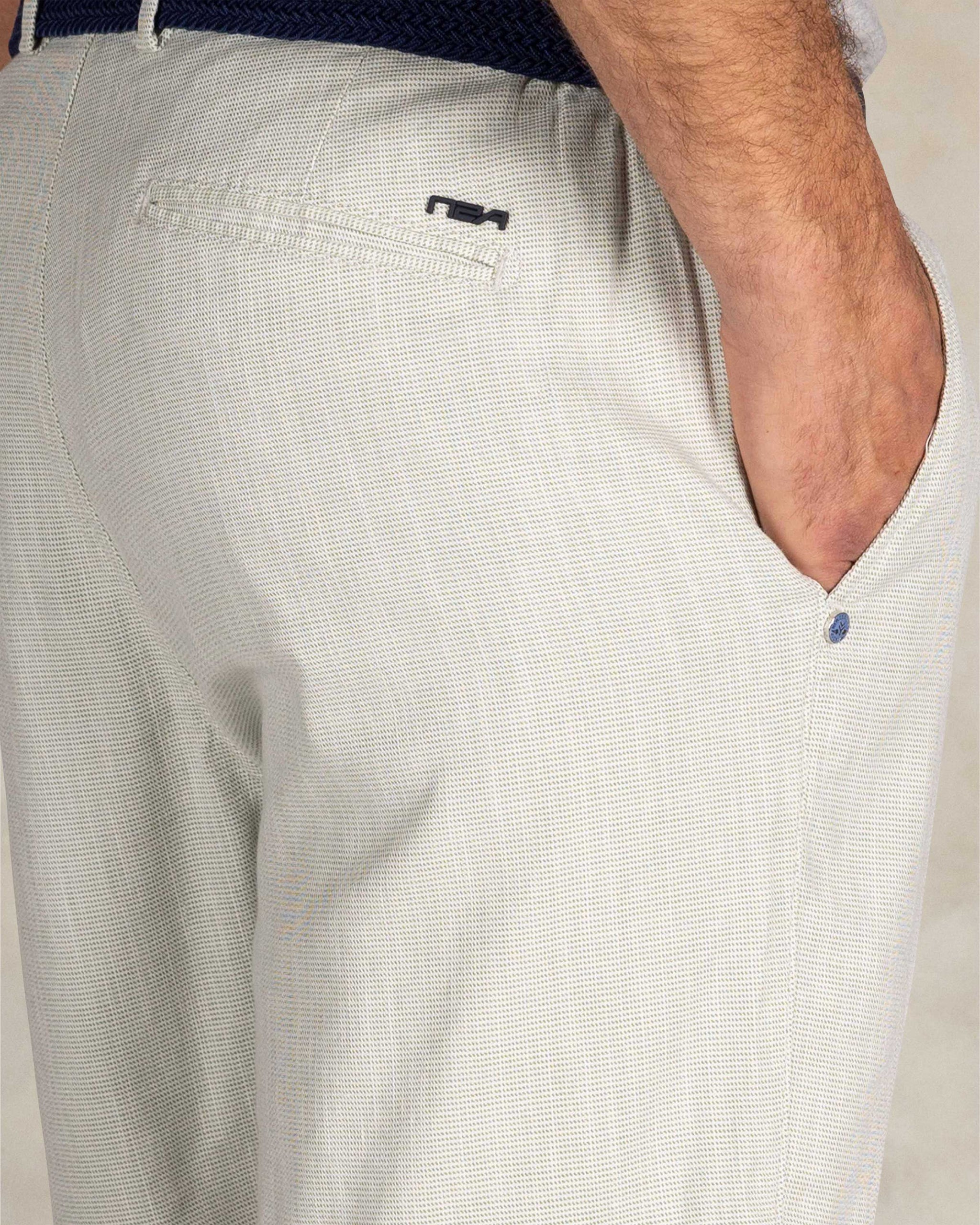 Lichtgroene chino shorts van katoen met linnen en tencel Lichtgroene chino shorts van katoen met linnen en tencel