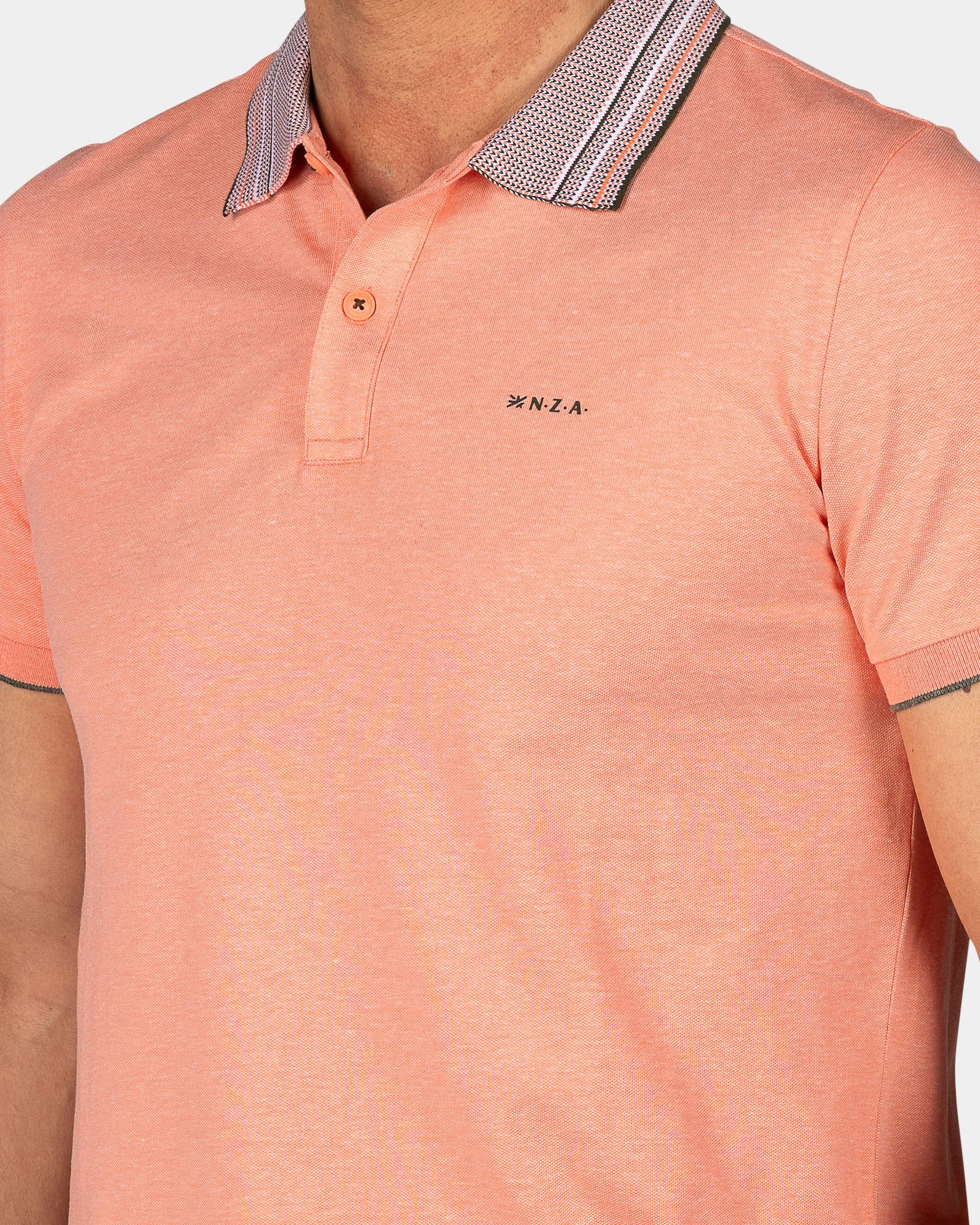 Pasteloranje polo met gestreepte kraag Pasteloranje polo met gestreepte kraag