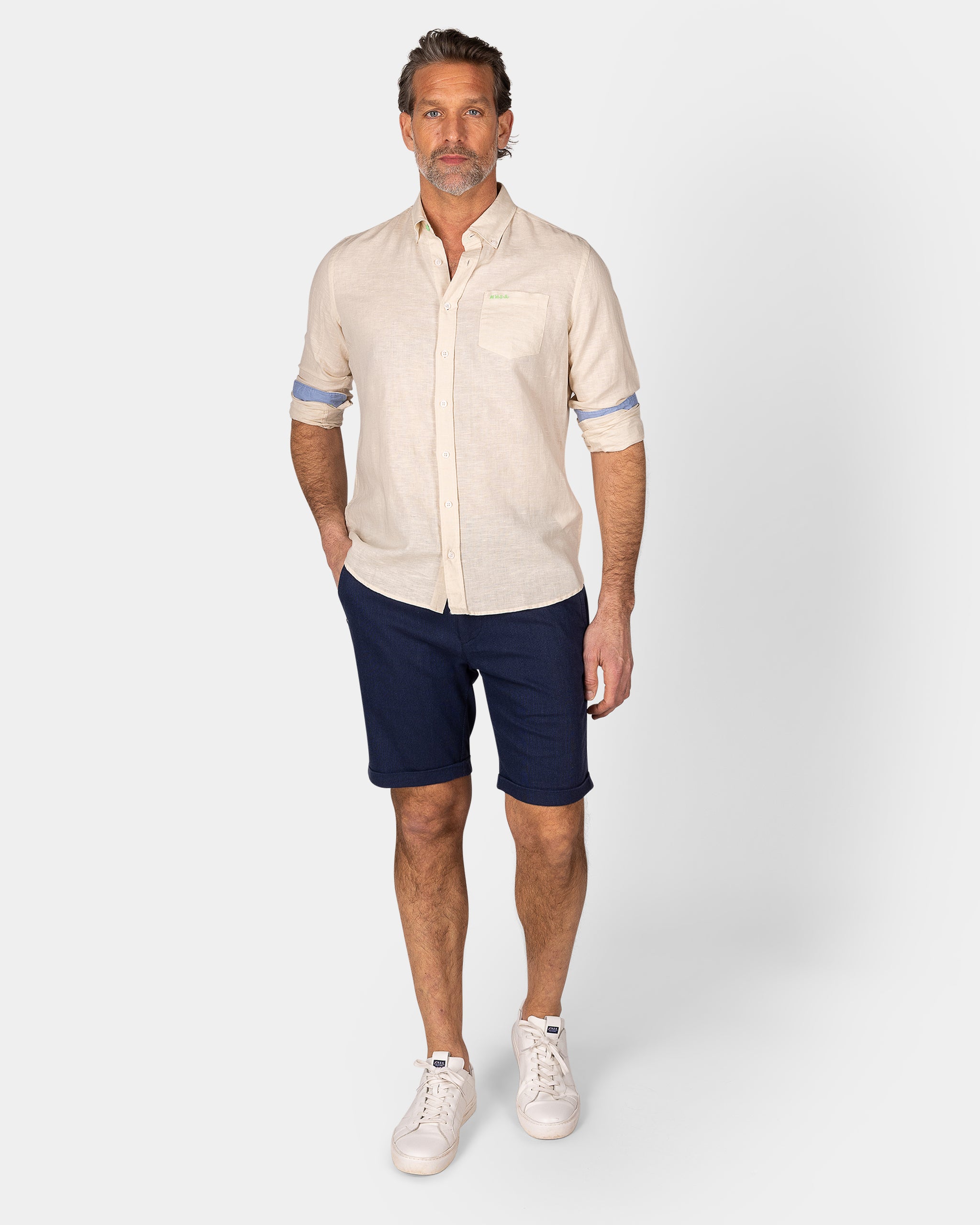 Linnen beige overhemd met lange mouw Linnen beige overhemd met lange mouw