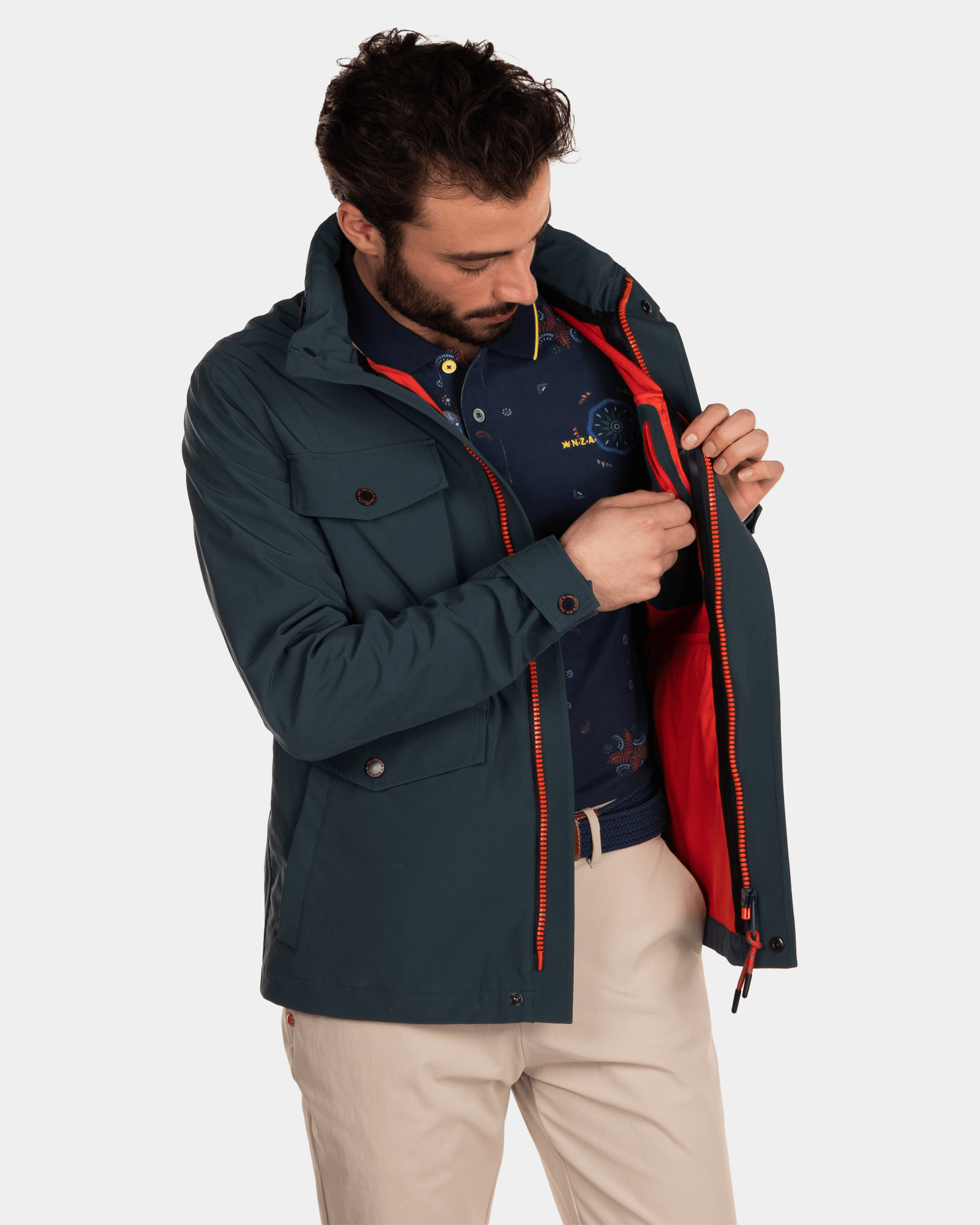 Chaqueta impermeable con capucha Chaqueta impermeable con capucha