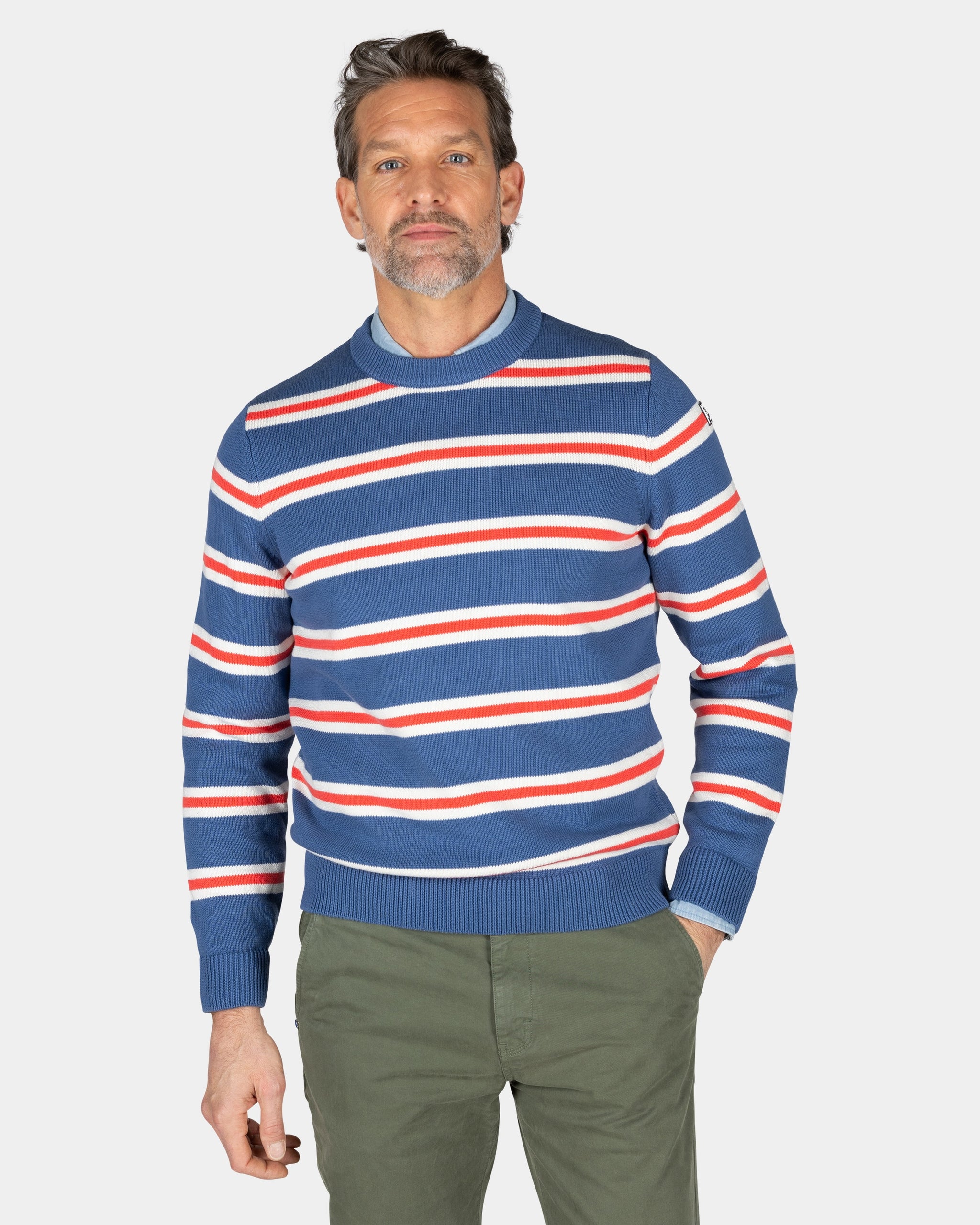 Pull bleu avec rayures orange et blanches Pull bleu avec rayures orange et blanches