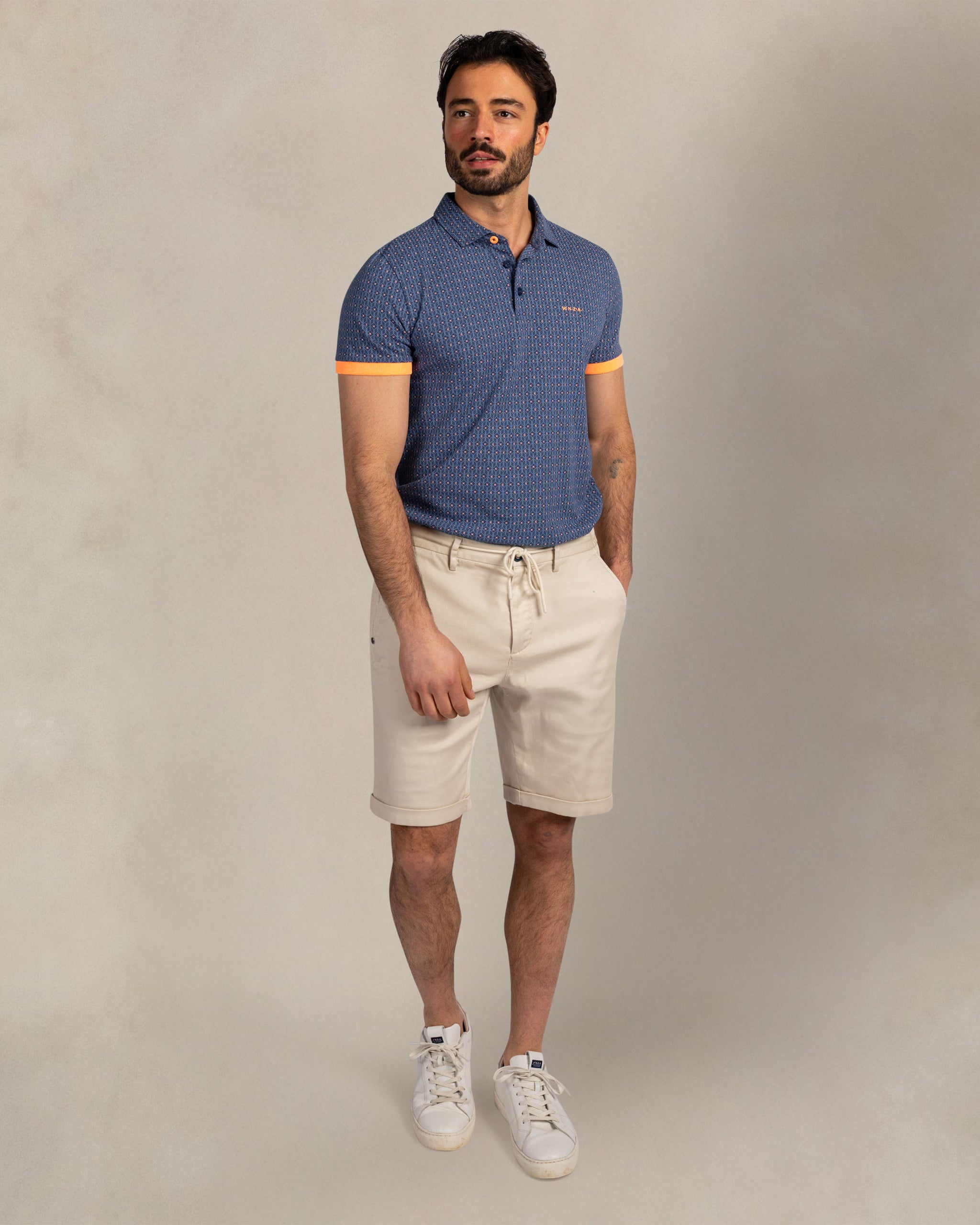 Polo azul oscuro de algodón 100% con estampado Polo azul oscuro de algodón 100% con estampado