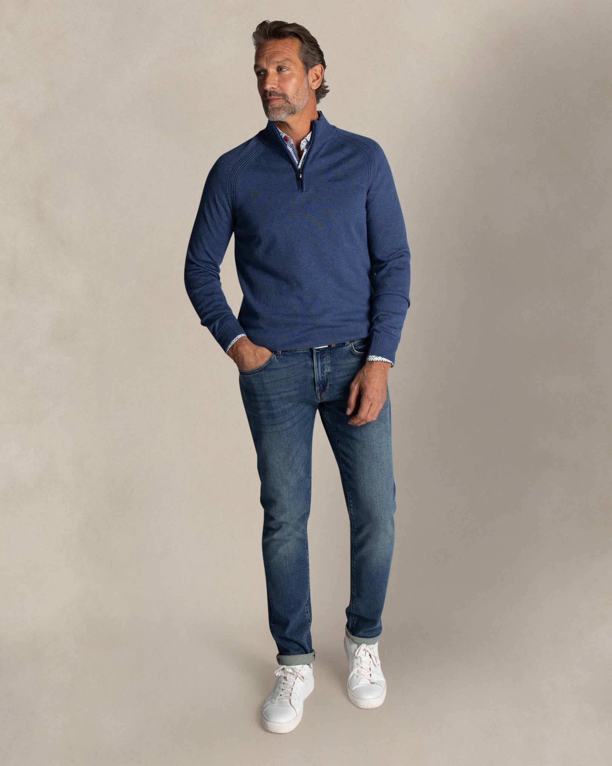 Blaue Baumwollpullover mit halbem Reißverschluss Blaue Baumwollpullover mit halbem Reißverschluss