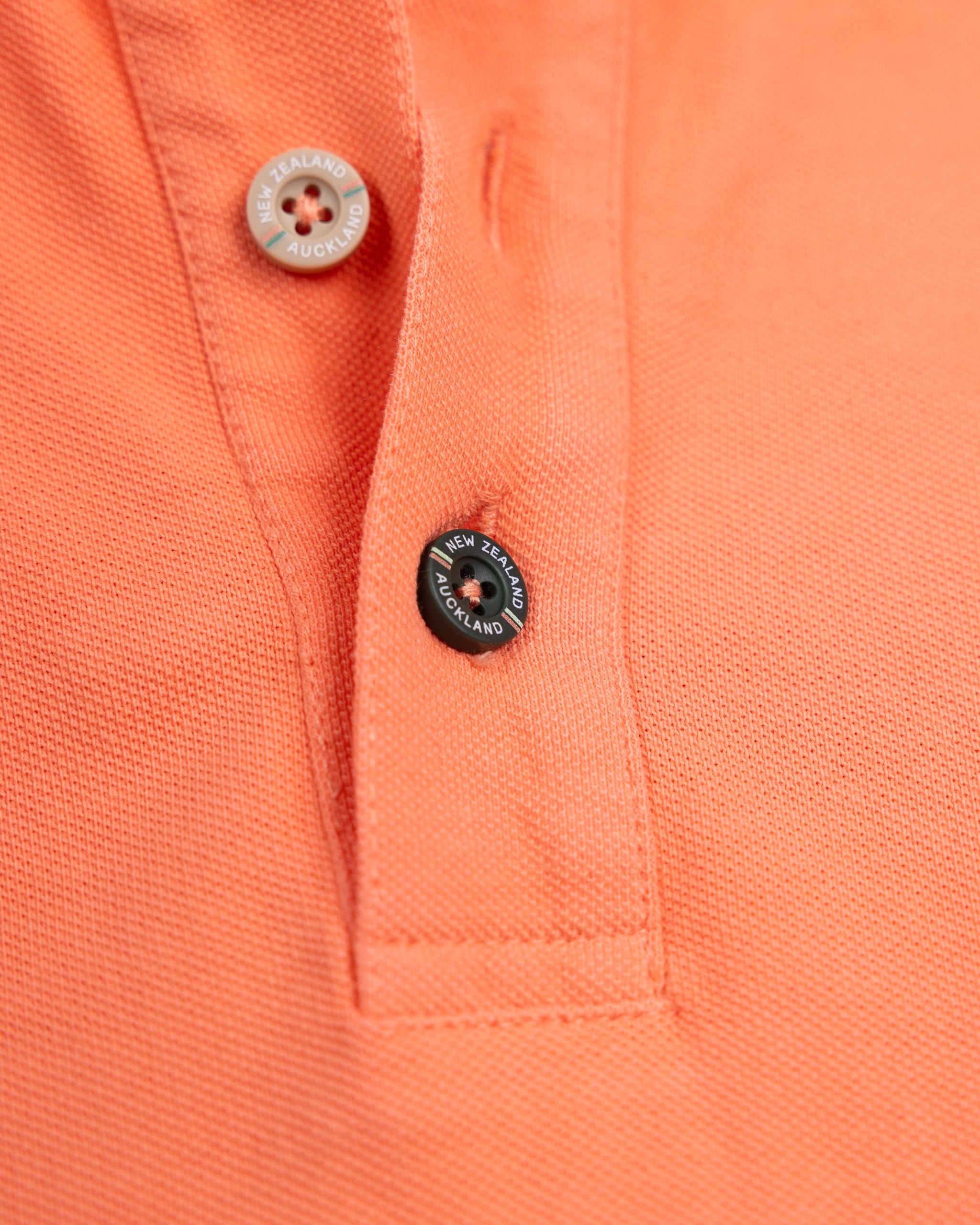 Effen katoenen koraalkleurige polo Effen katoenen koraalkleurige polo