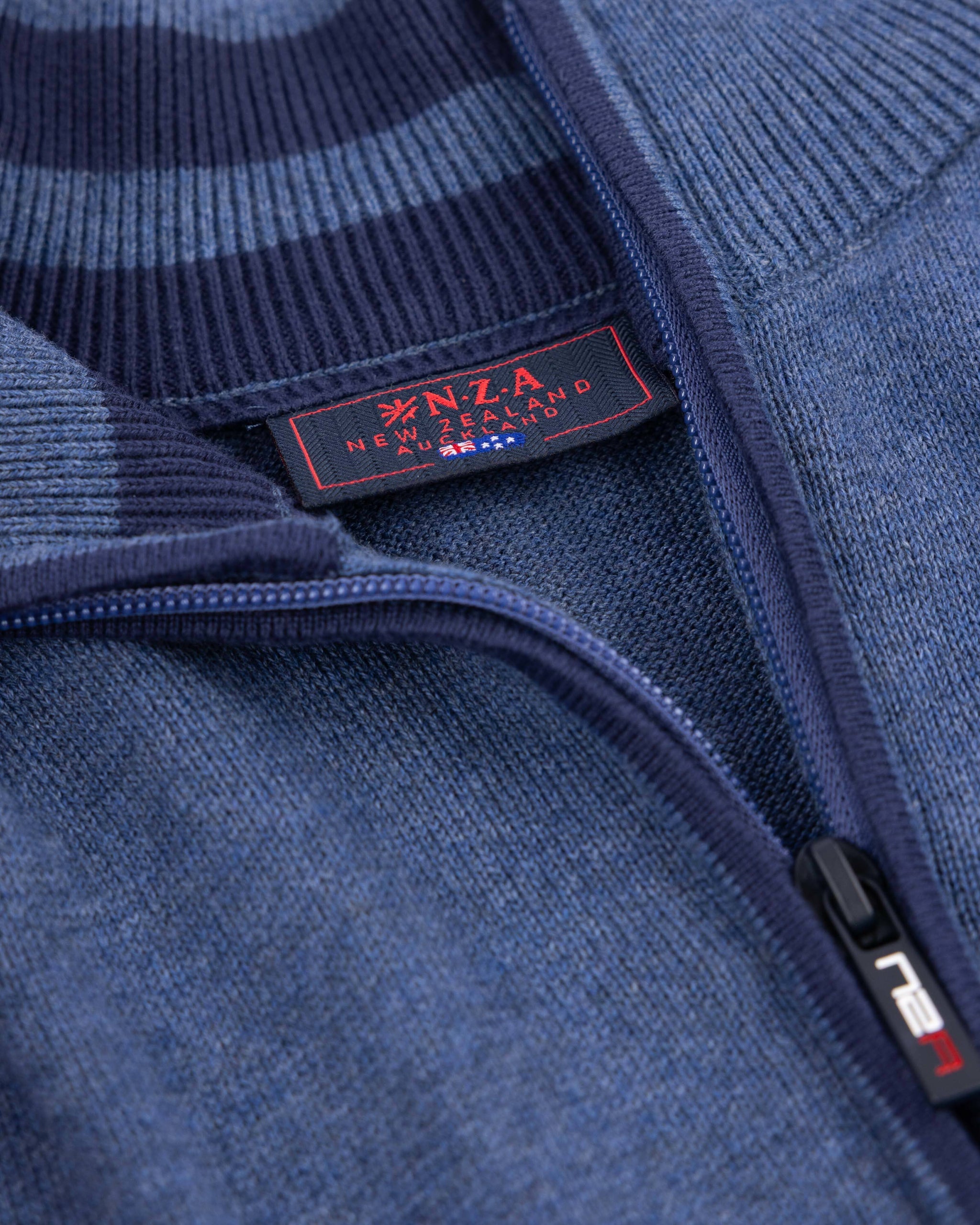 Blaue Baumwollpullover mit halbem Reißverschluss Blaue Baumwollpullover mit halbem Reißverschluss