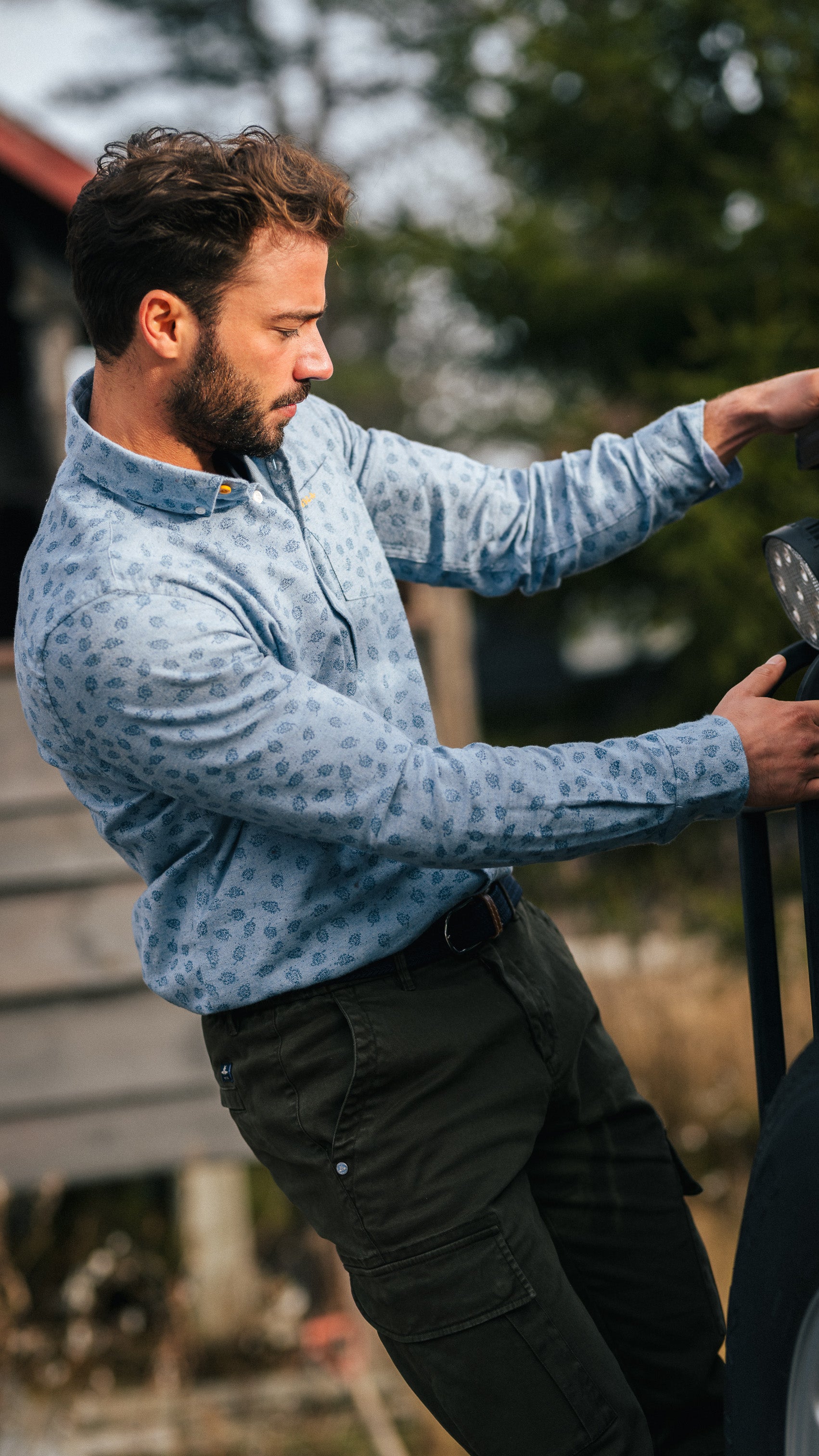 Camisa de franela azul clara con estampado de hojas - light_blue Camisa de franela azul clara con estampado de hojas - light_blue