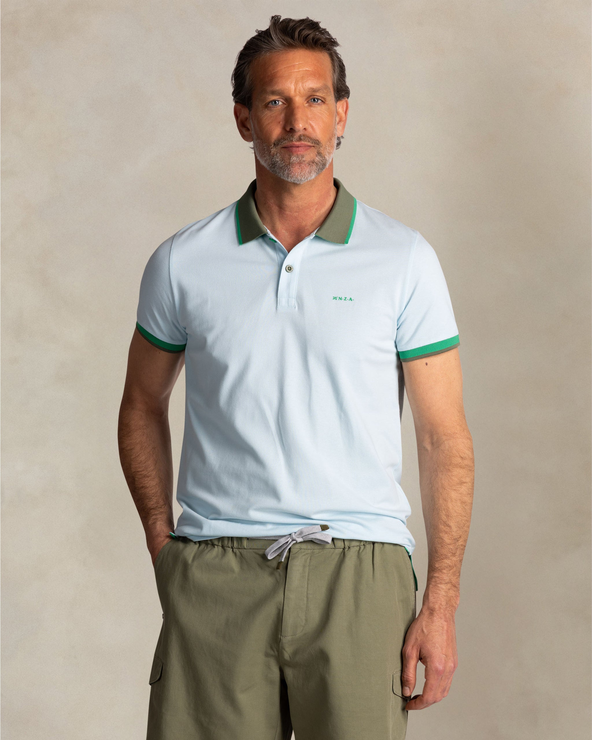 Polo de algodón azul claro con cuello verde Polo de algodón azul claro con cuello verde