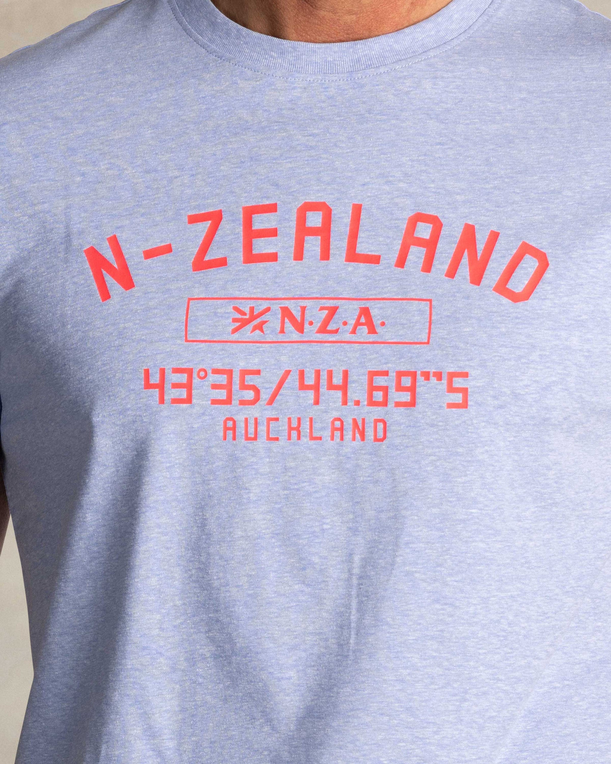 Camiseta azul con logo NZA en el pecho Camiseta azul con logo NZA en el pecho