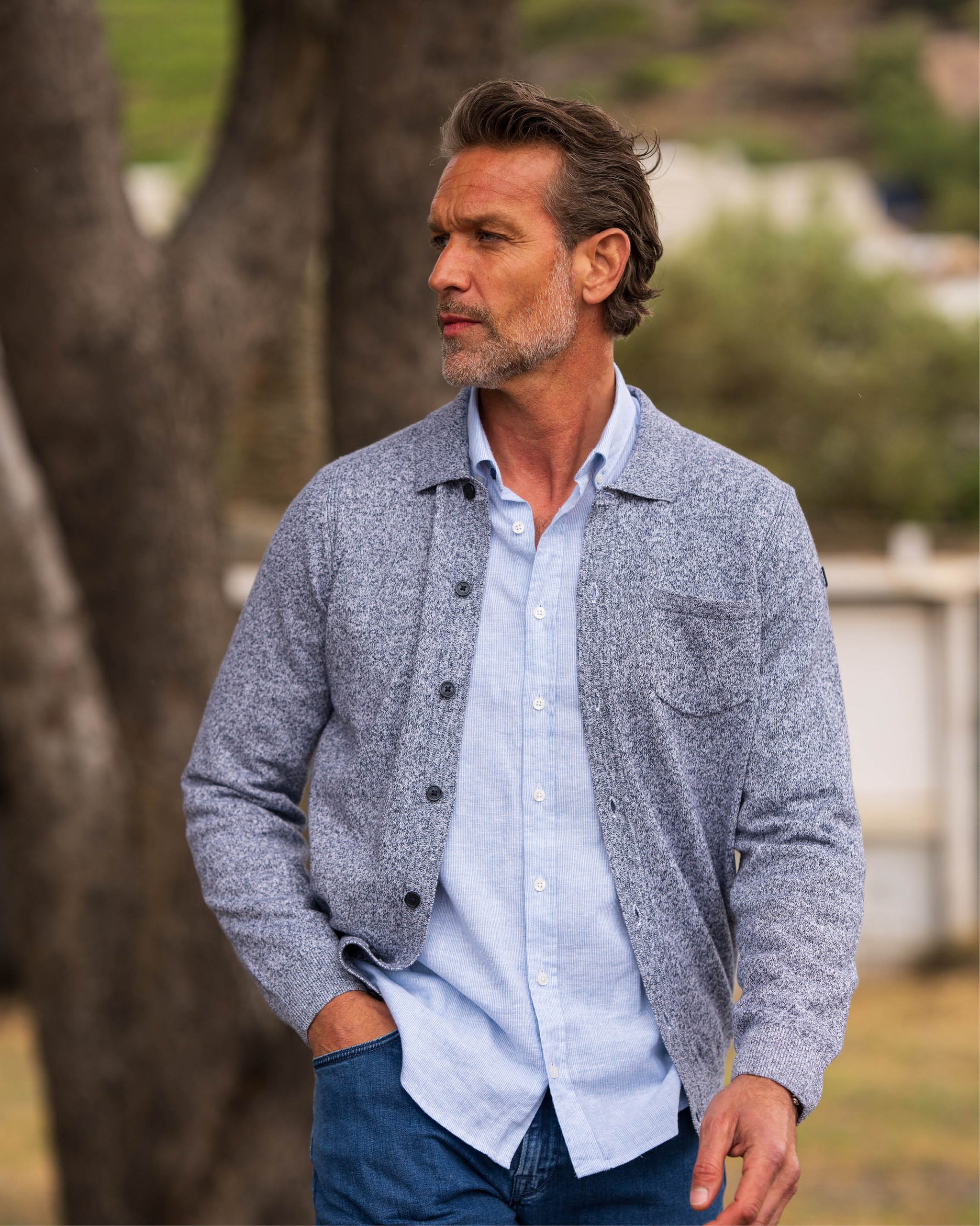 Tricot en coton bleu avec boutons Tricot en coton bleu avec boutons