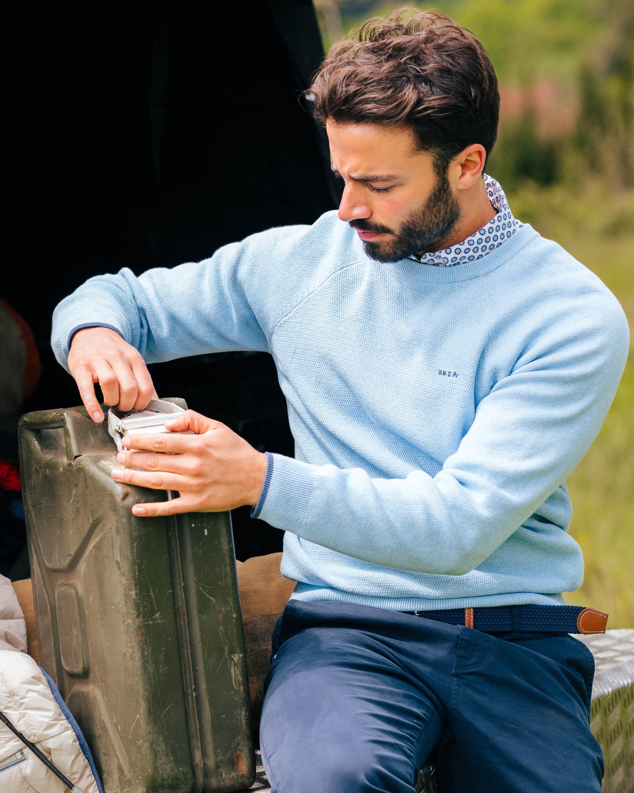 Blauwe effen pullover met ronde hals Blauwe effen pullover met ronde hals