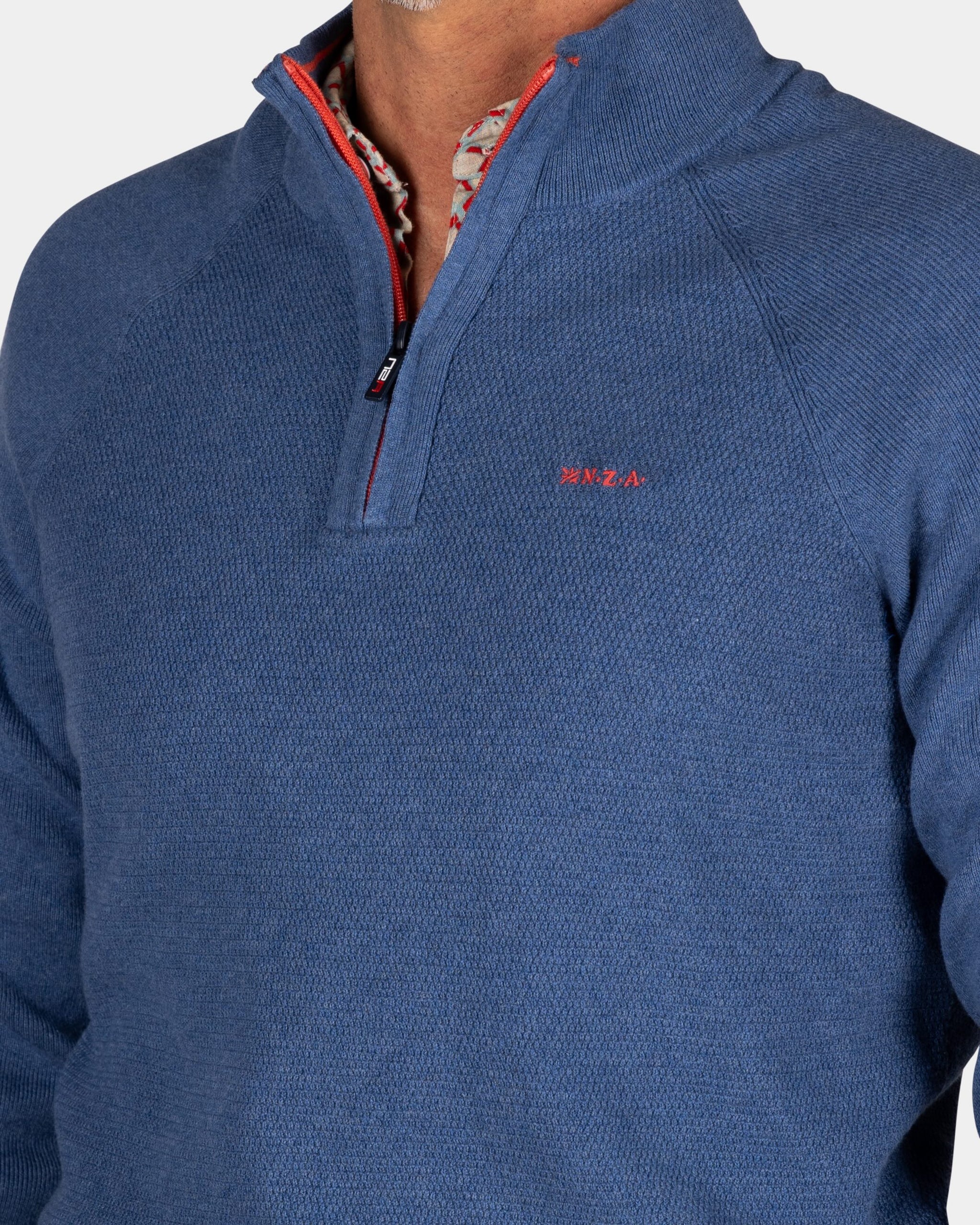 Effen blauwe katoenen trui met halve rits Effen blauwe katoenen trui met halve rits