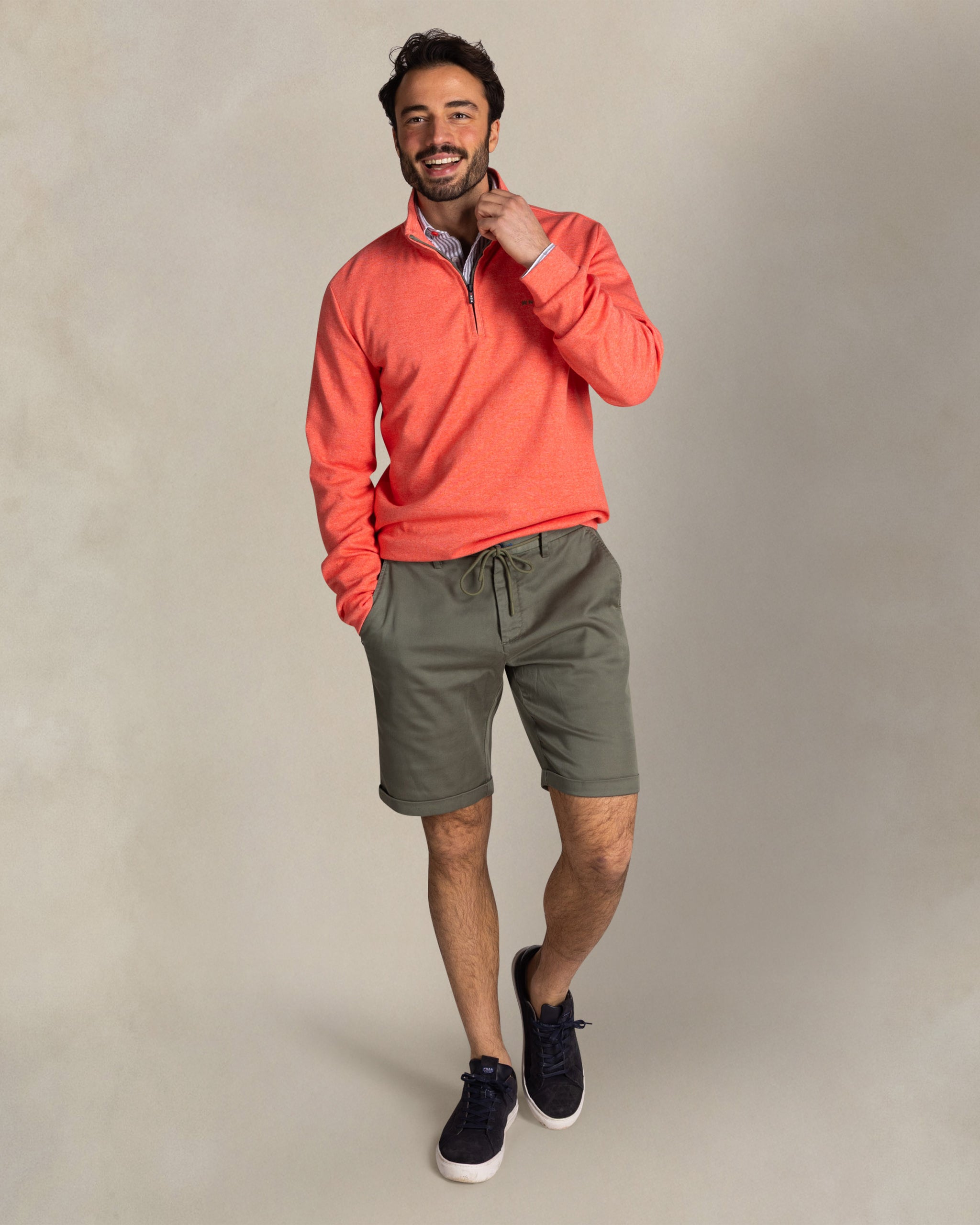 Roter baumwollpullover mit viertelreißverschluss Roter baumwollpullover mit viertelreißverschluss