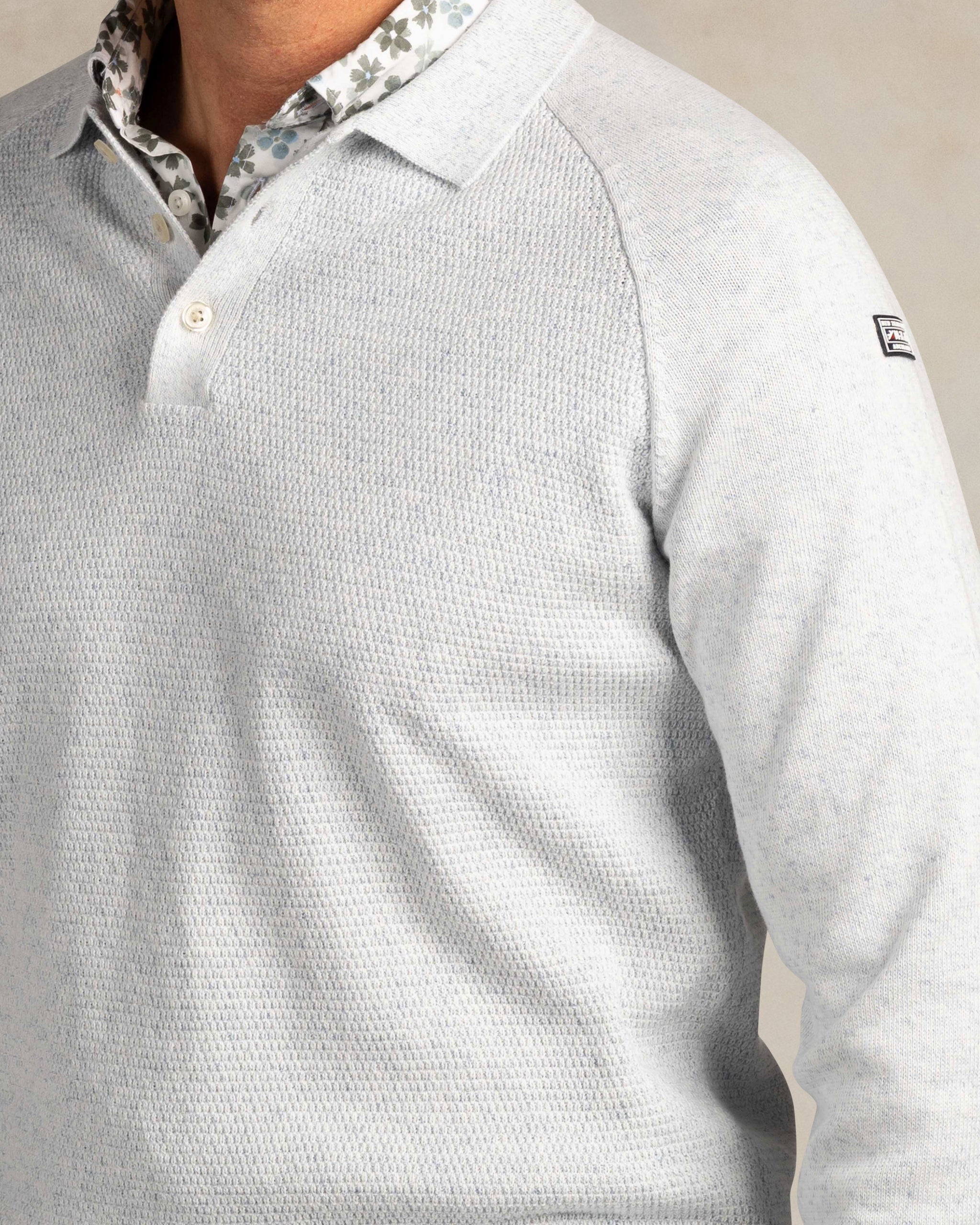 Blauwe katoenen trui met kraag Blauwe katoenen trui met kraag