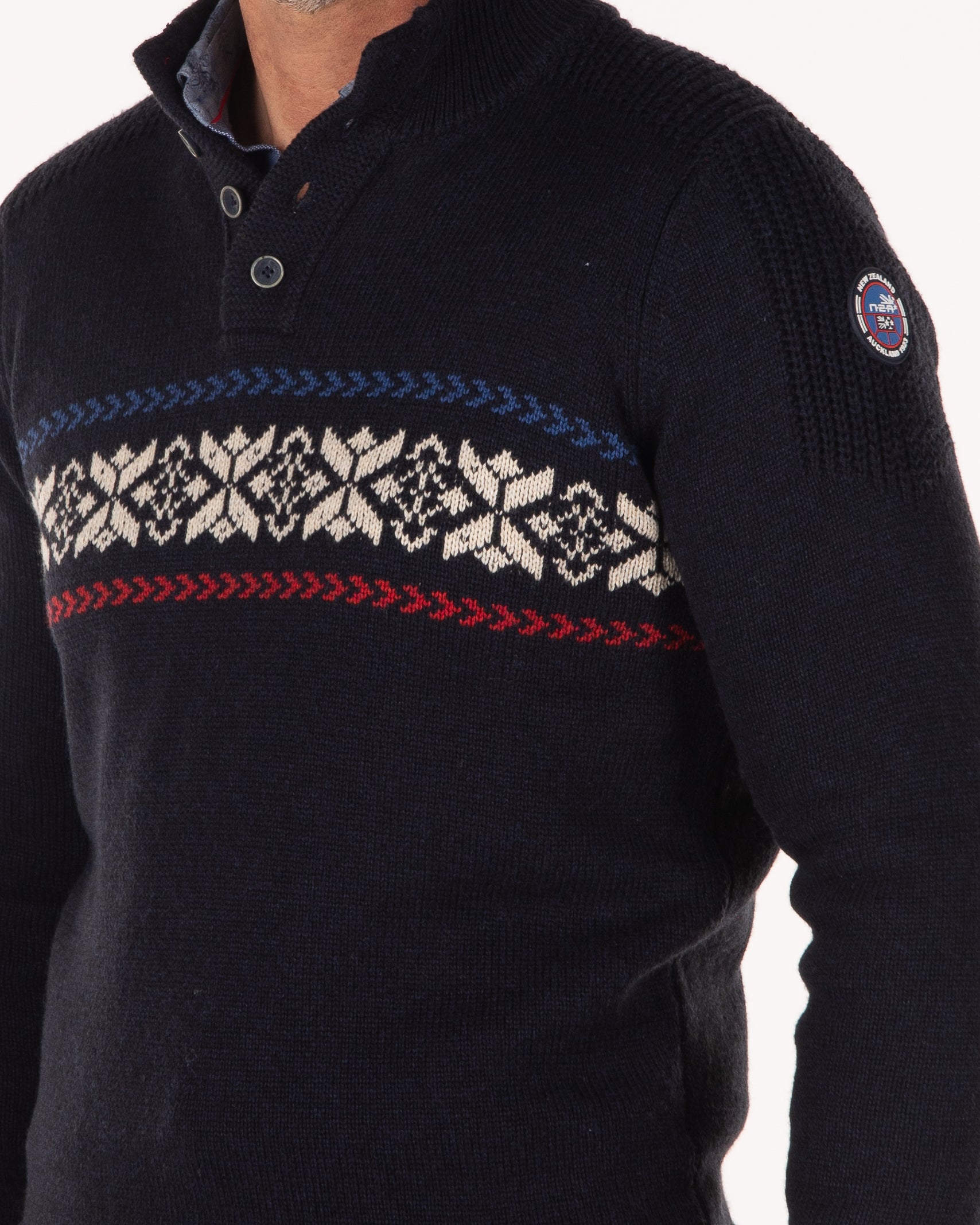 Gebreide trui met halve knoopssluiting - Pitch Navy Gebreide trui met halve knoopssluiting - Pitch Navy