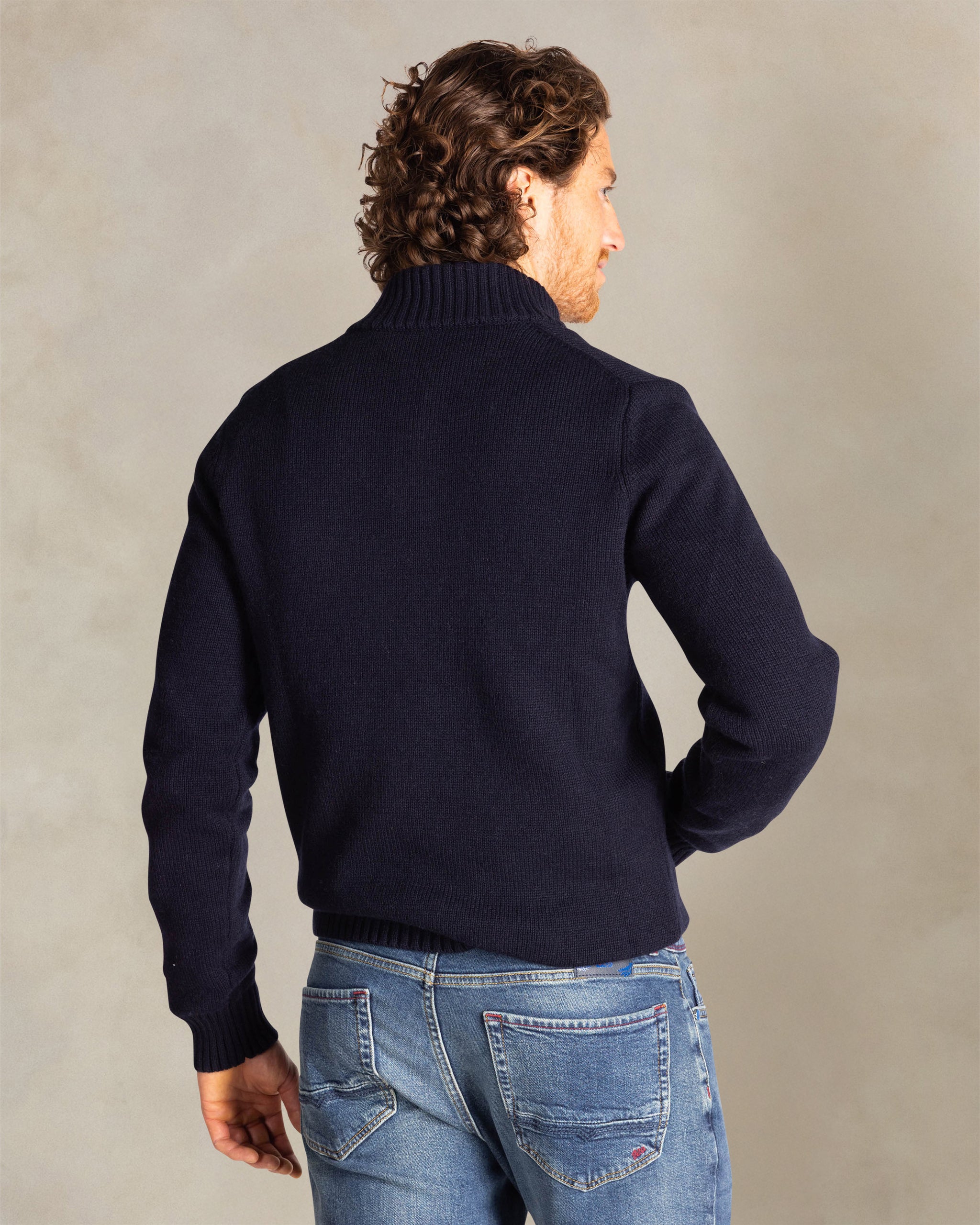 Blauwe wollen trui met knoophals Blauwe wollen trui met knoophals