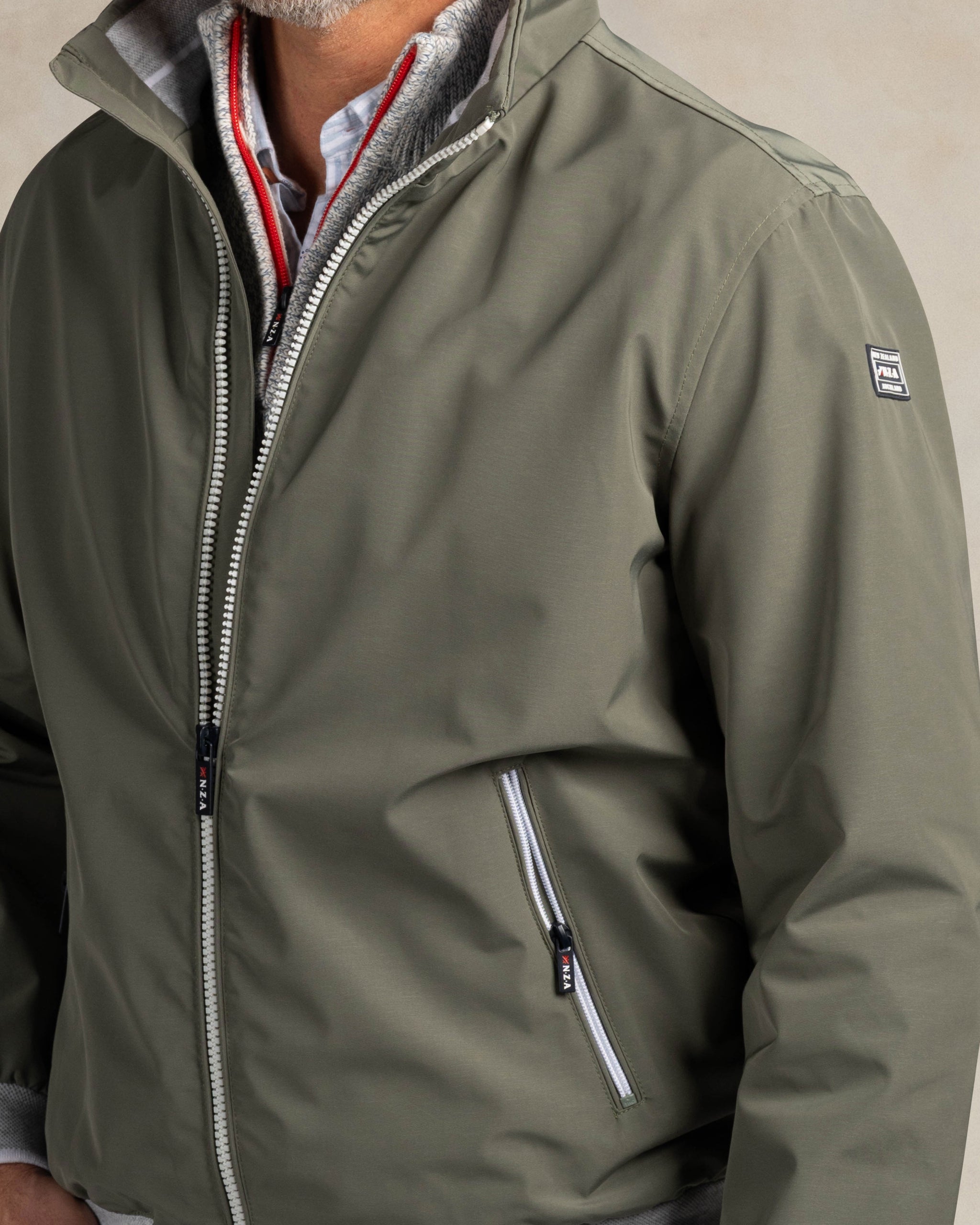 Groene jas Rode jas met mouw accent Groene jas Rode jas met mouw accent