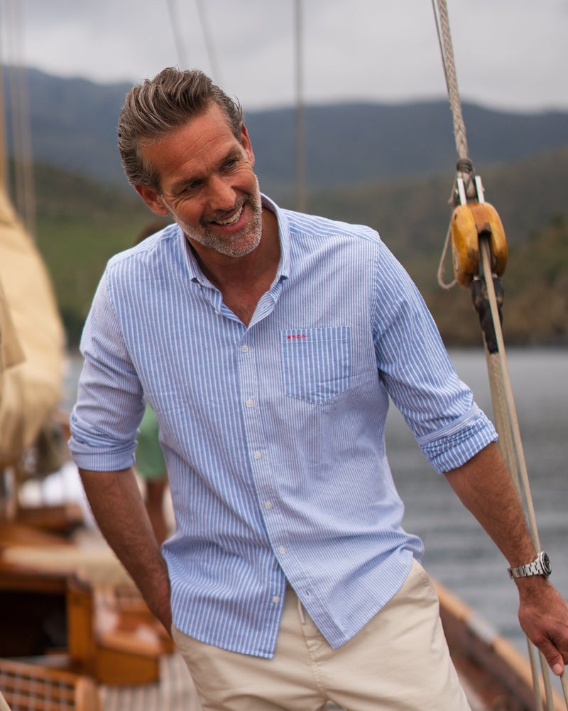 Lichtblaues Baumwollstretchhemd Lichtblaues Baumwollstretchhemd