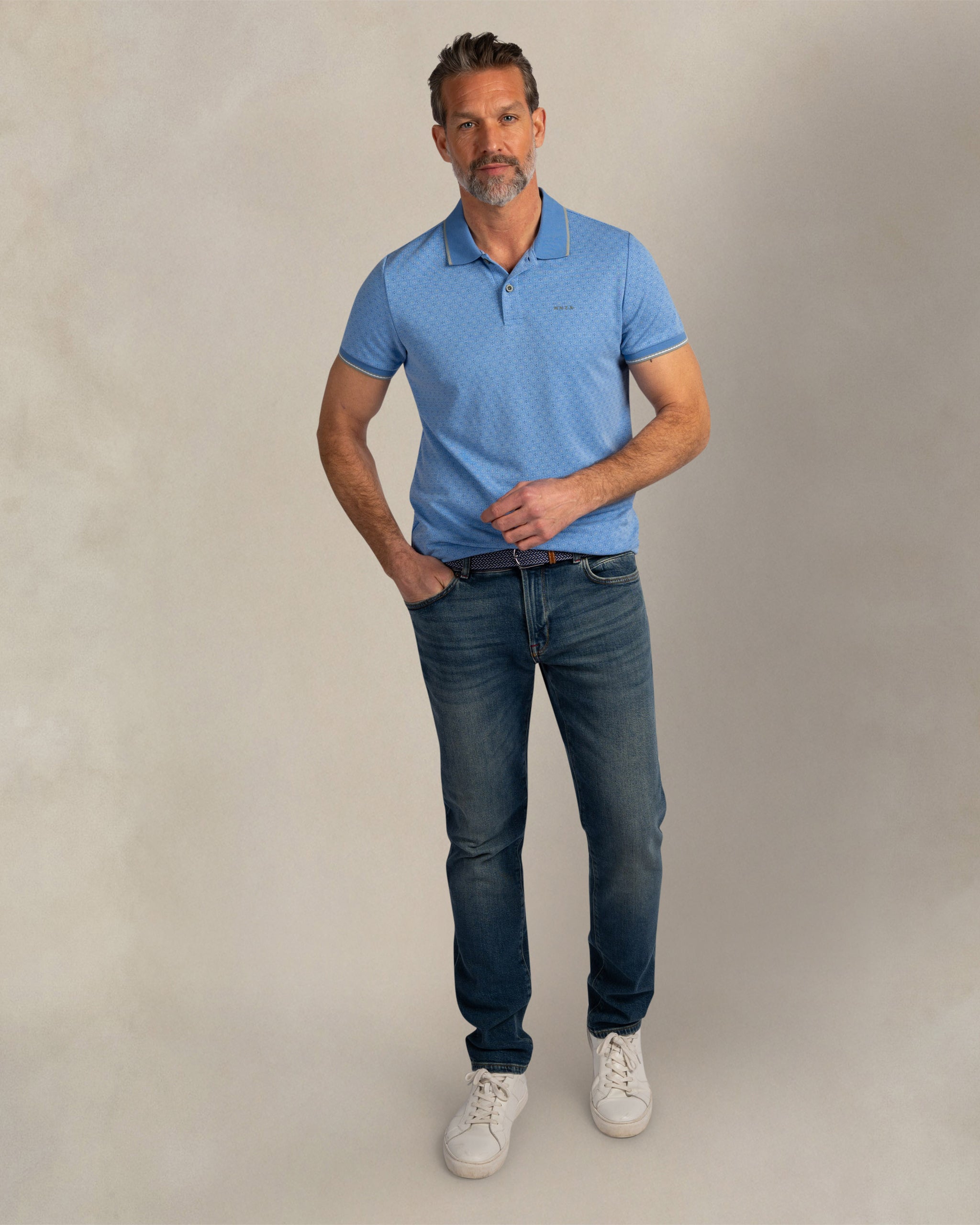 Lichtblauwe polo met print Lichtblauwe polo met print