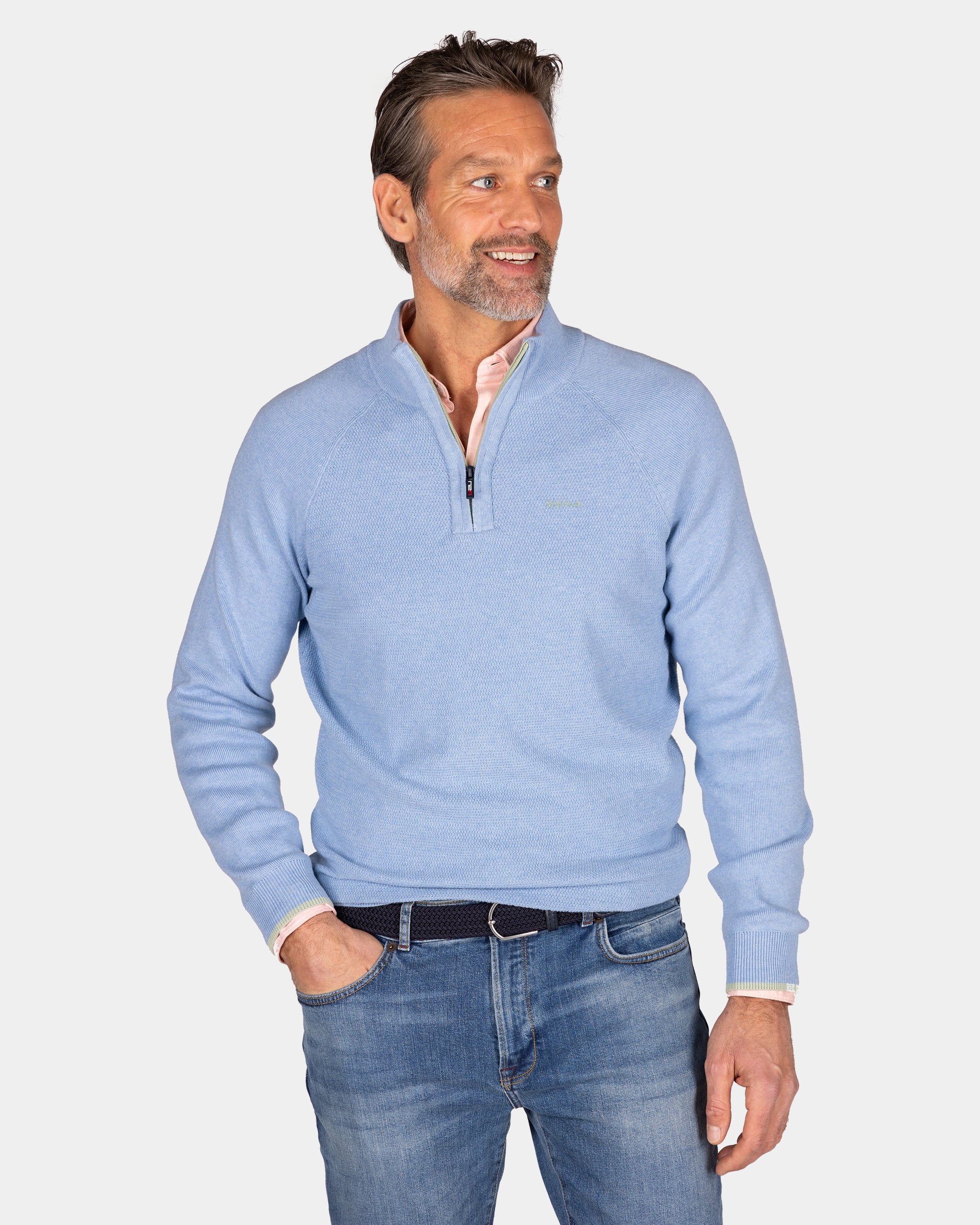 Effen lichtblauwe katoenen trui met halve rits Effen lichtblauwe katoenen trui met halve rits