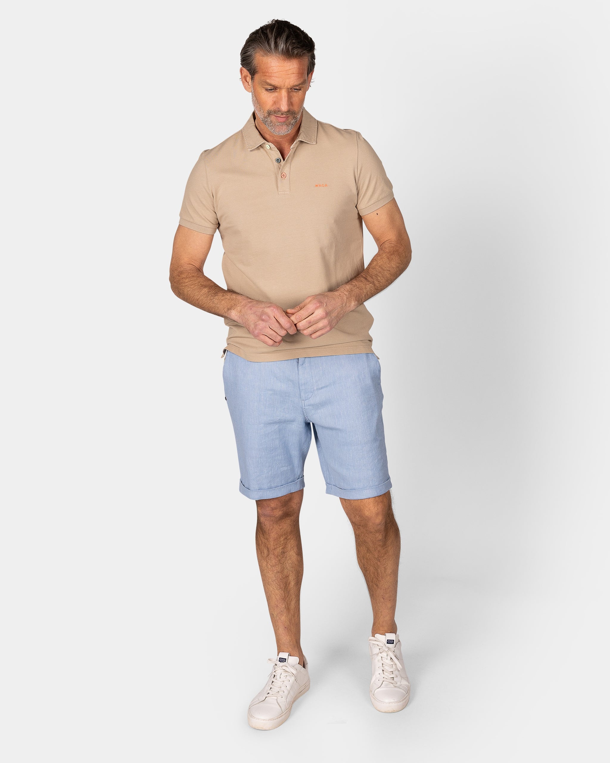 Polo liso de algodón color arena Polo liso de algodón color arena