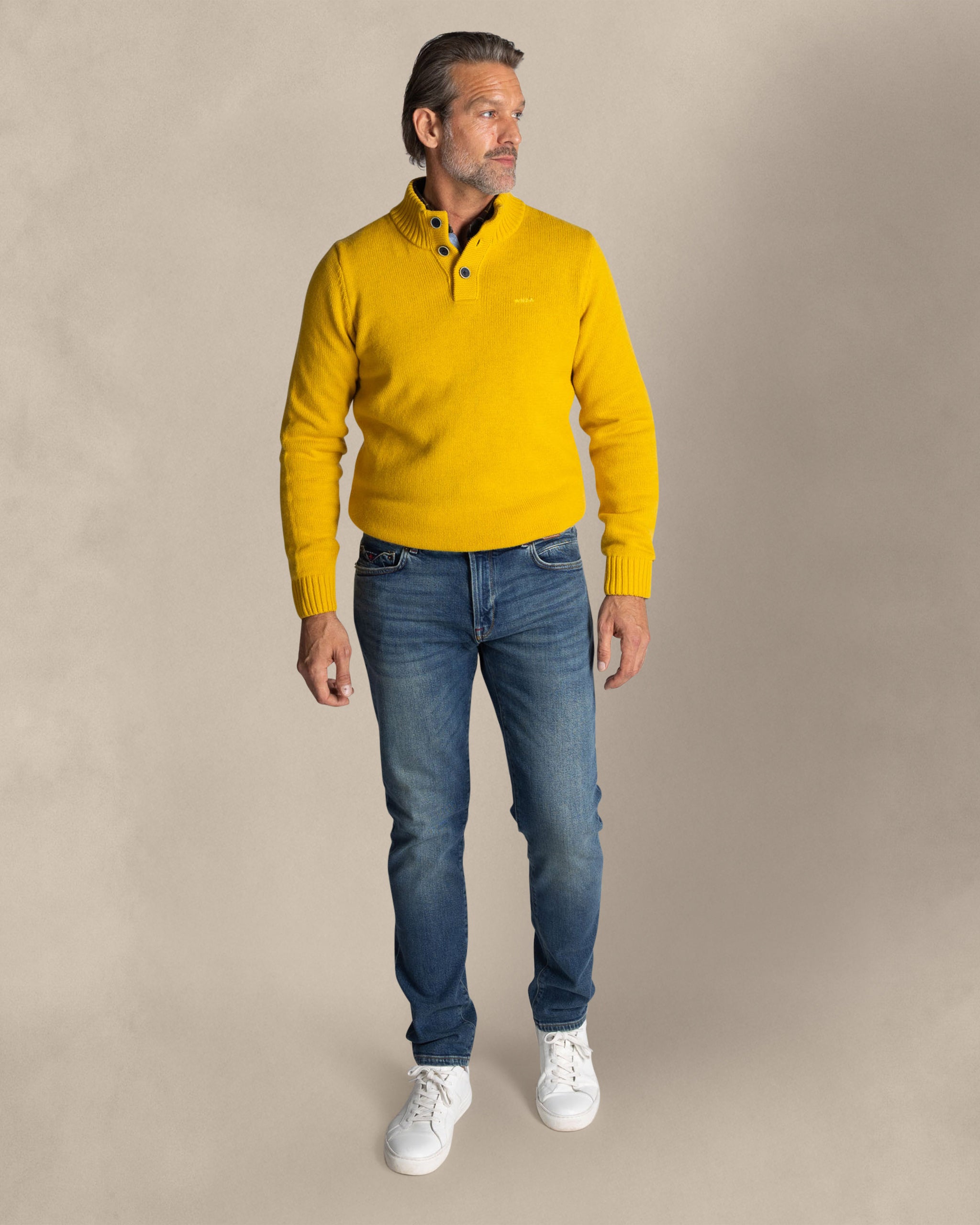 Pull en laine jaune à col boutonné Pull en laine jaune à col boutonné