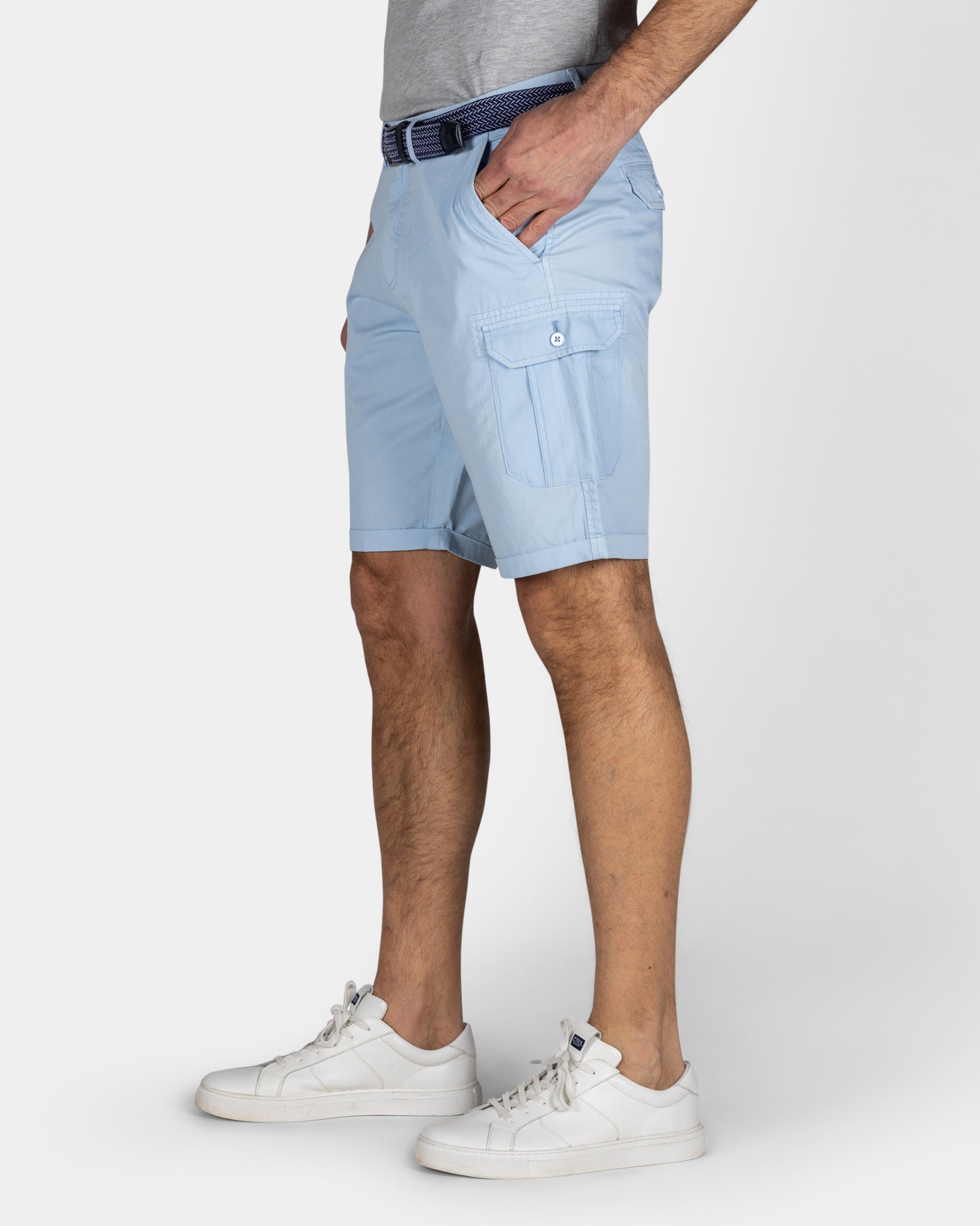 Stoere lichtblauwe katoenen cargo short Stoere lichtblauwe katoenen cargo short