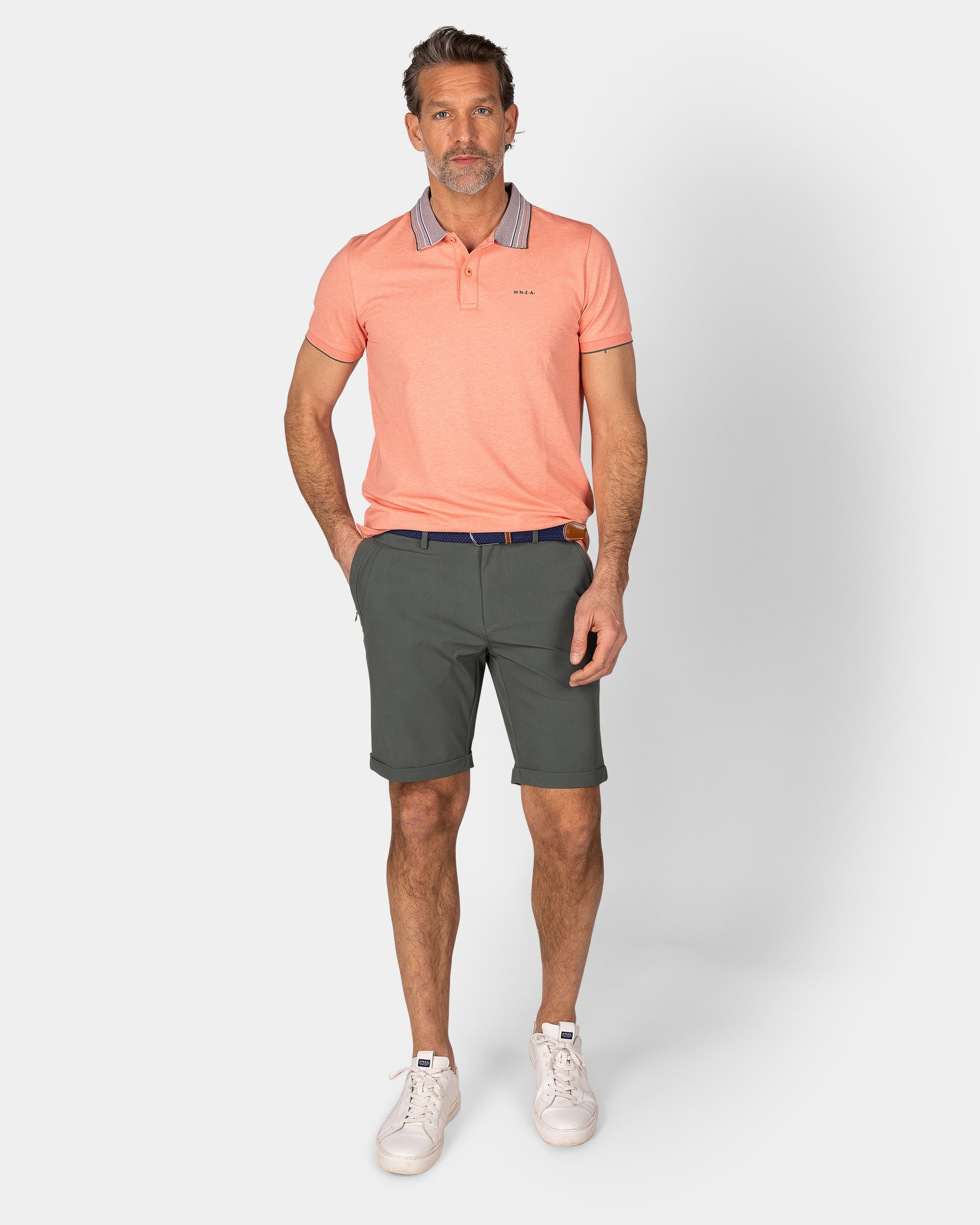 Pasteloranje polo met gestreepte kraag Pasteloranje polo met gestreepte kraag