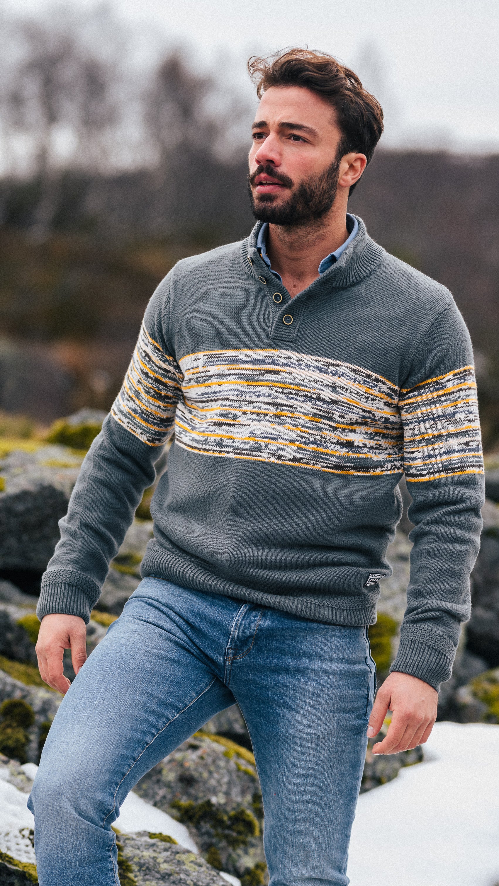 Suéter de algodón gris con estampado negro y amarillo - Ash Grey Suéter de algodón gris con estampado negro y amarillo - Ash Grey