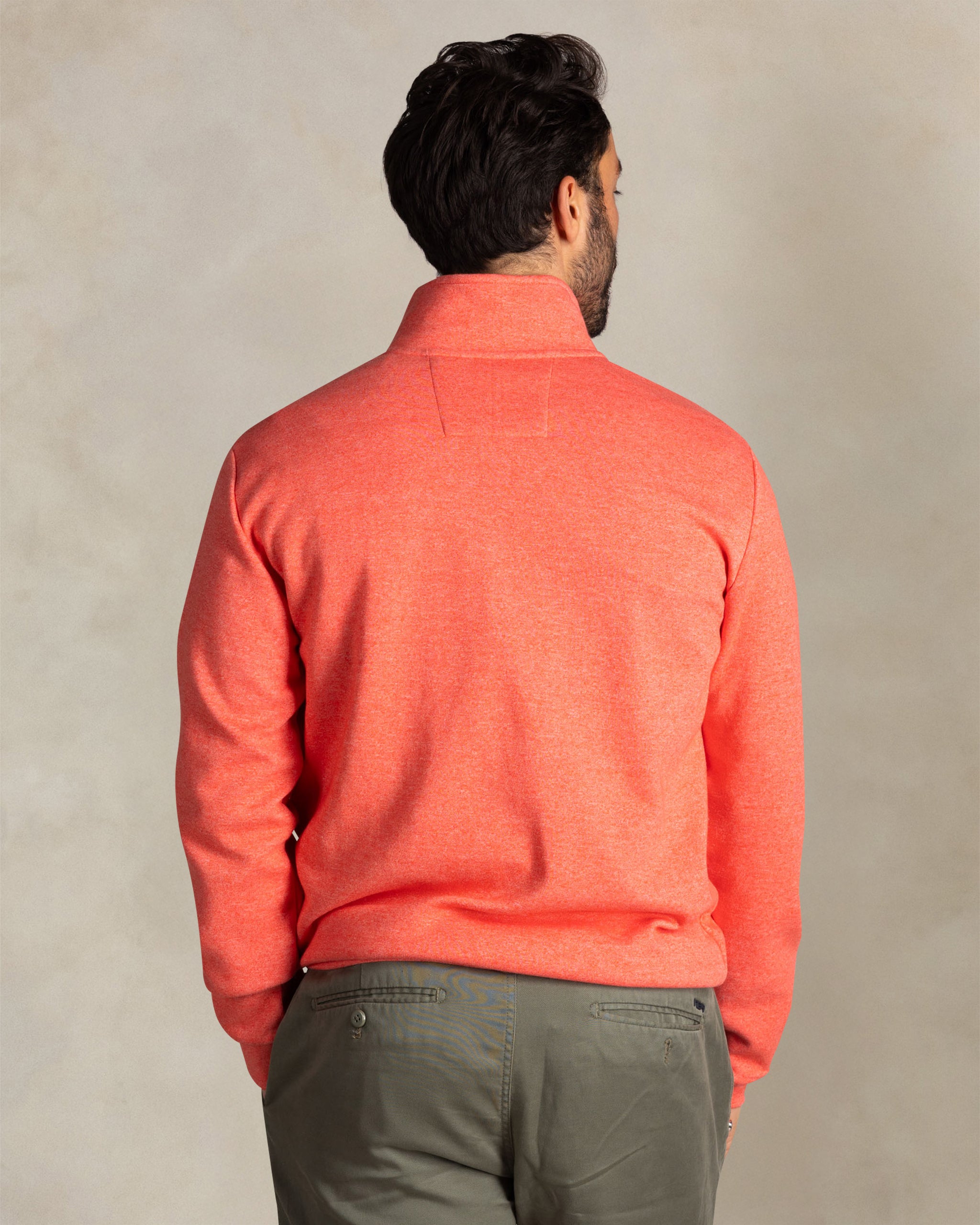 Roter baumwollpullover mit viertelreißverschluss Roter baumwollpullover mit viertelreißverschluss