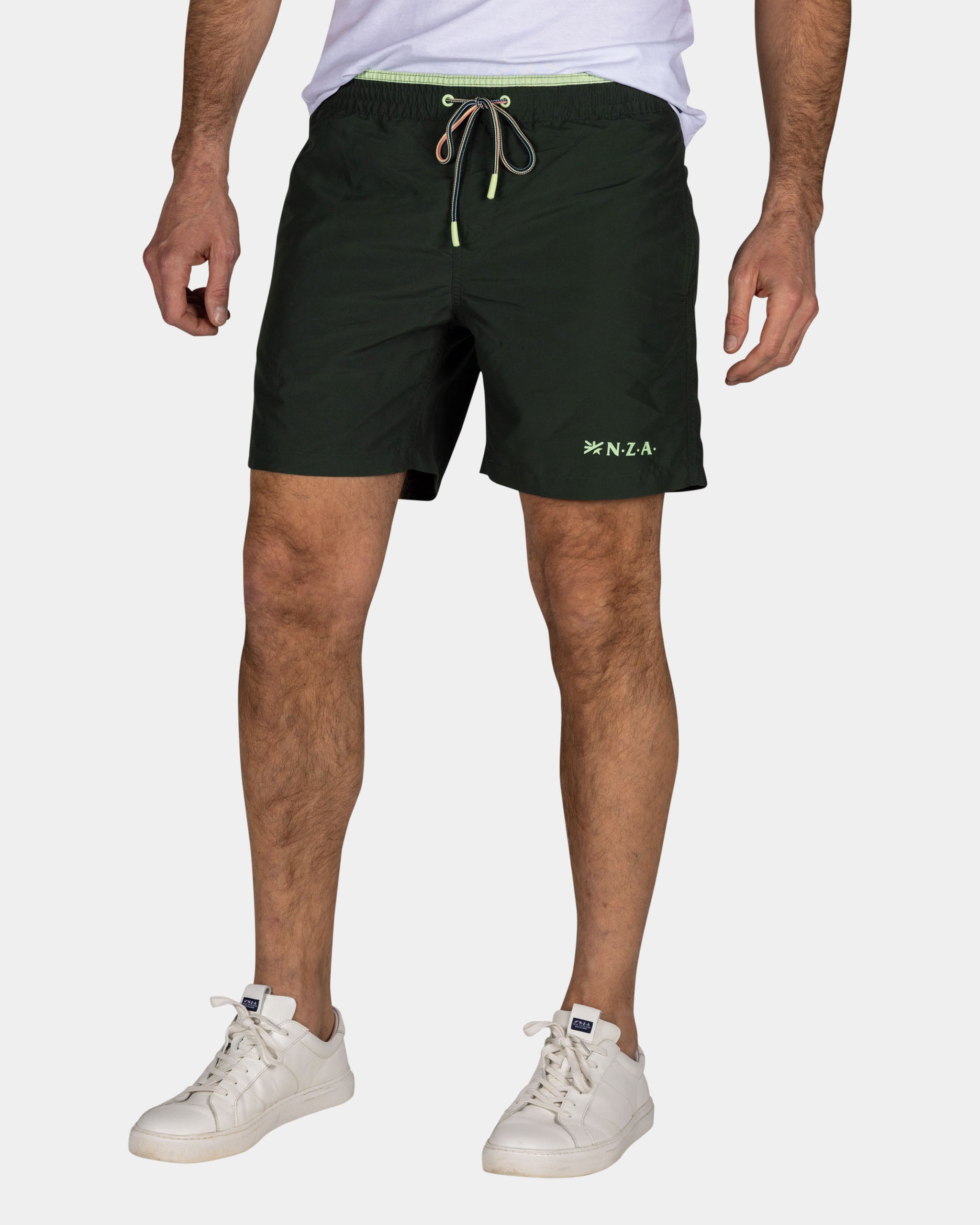 Effen groene zwembroek met groene details Effen groene zwembroek met groene details