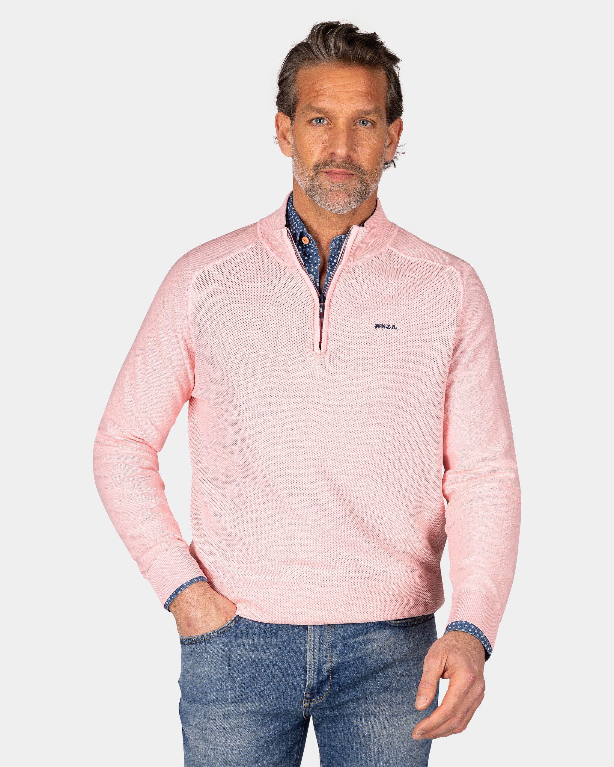 Suéter básico rosa pastel con cremallera media Suéter básico rosa pastel con cremallera media