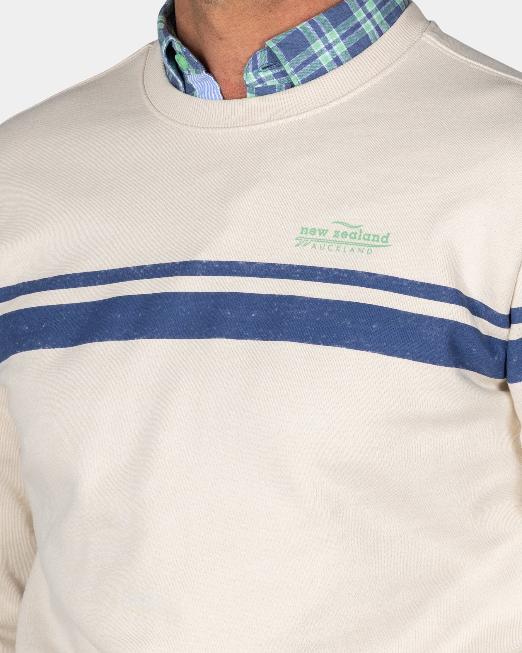 Witte trui met lichtblauwe strepen Witte trui met lichtblauwe strepen