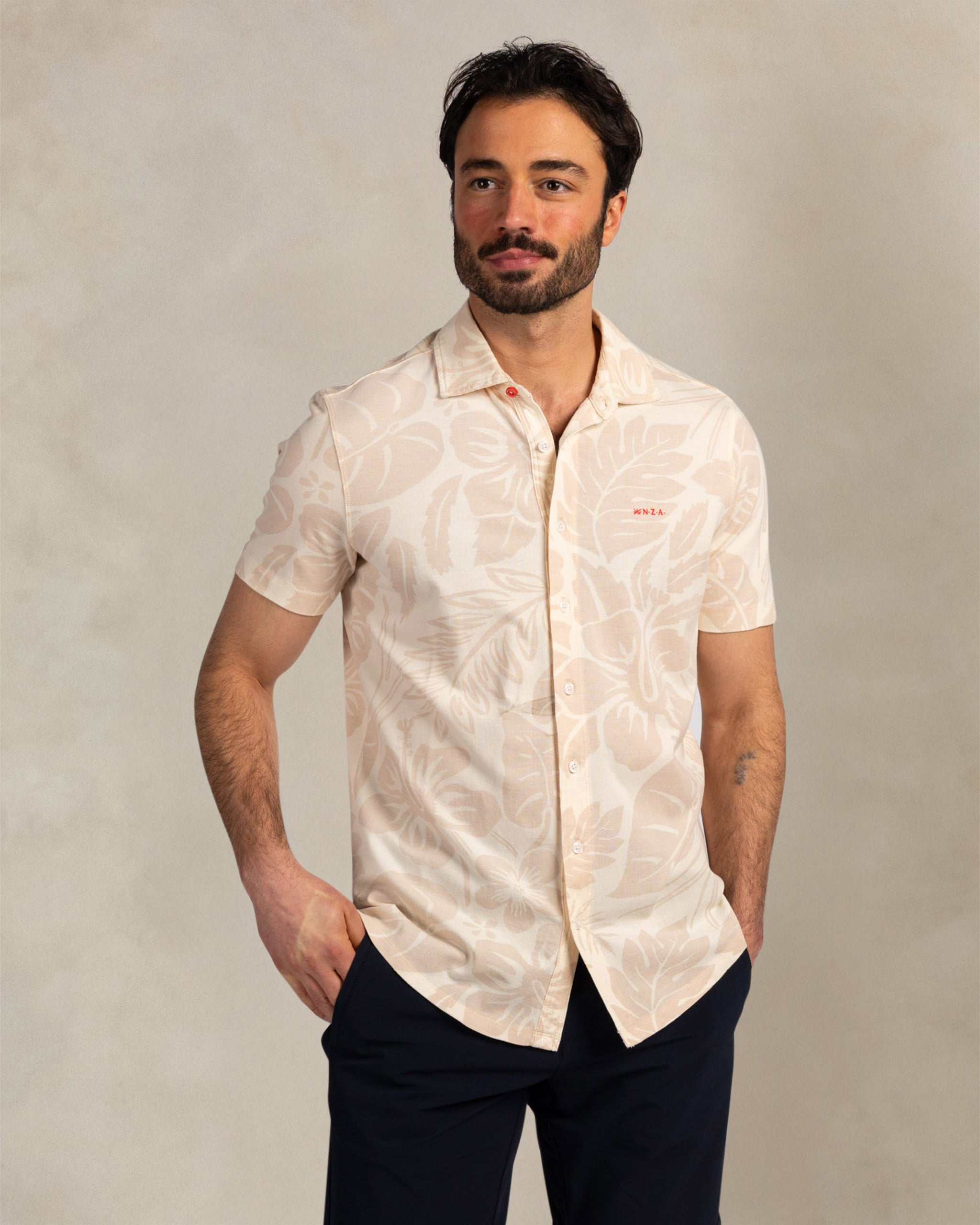 Ecru Baumwoll-Piqué-Hemd mit kurzen Ärmeln Ecru Baumwoll-Piqué-Hemd mit kurzen Ärmeln