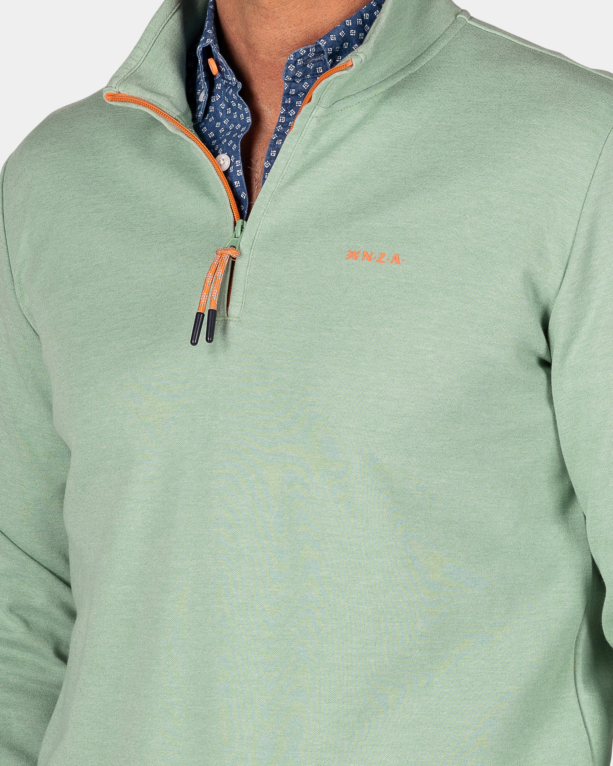 Suéter verde con cremallera media Suéter verde con cremallera media