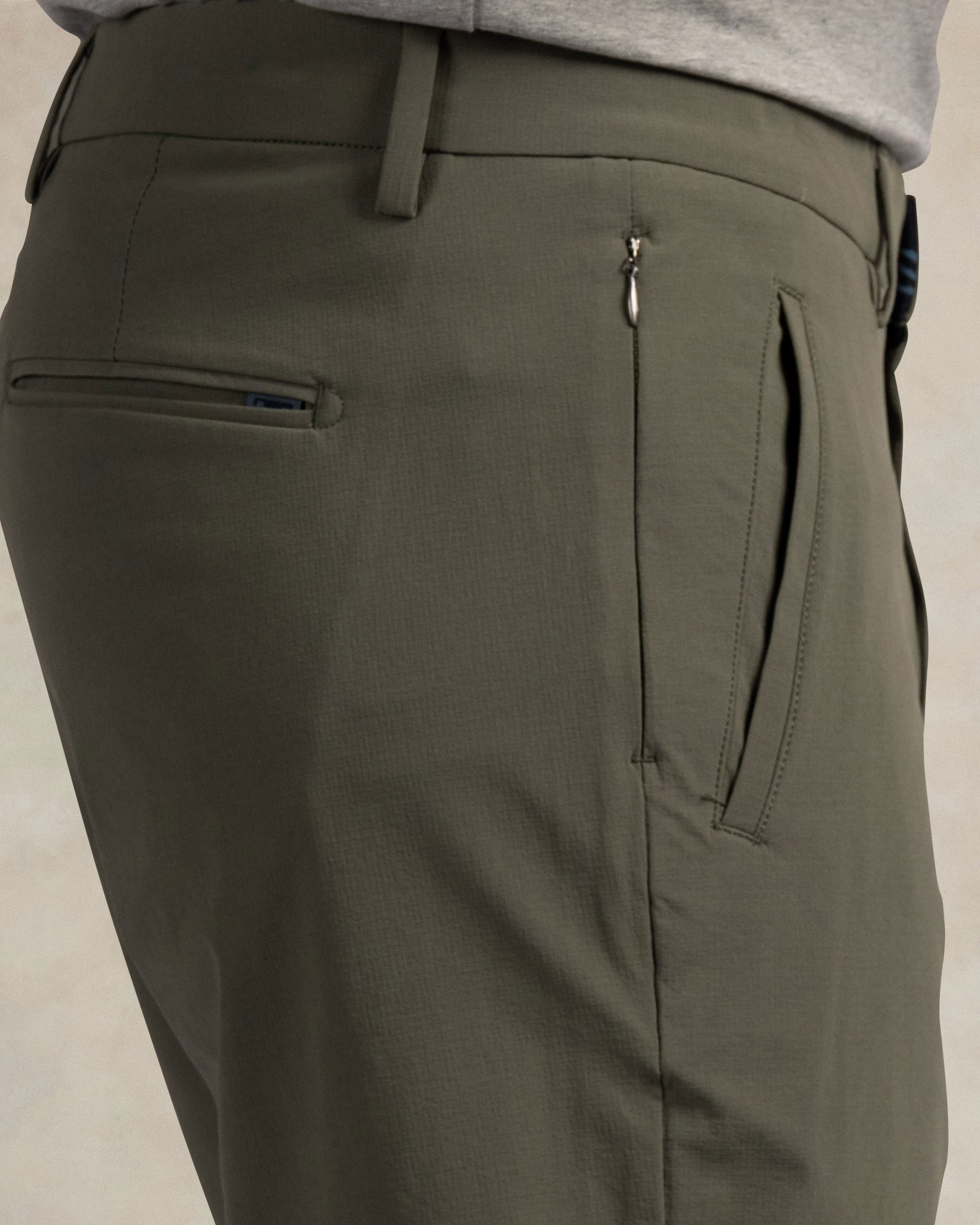 Dunkelgrüne sportliche Stretch-Shorts Dunkelgrüne sportliche Stretch-Shorts