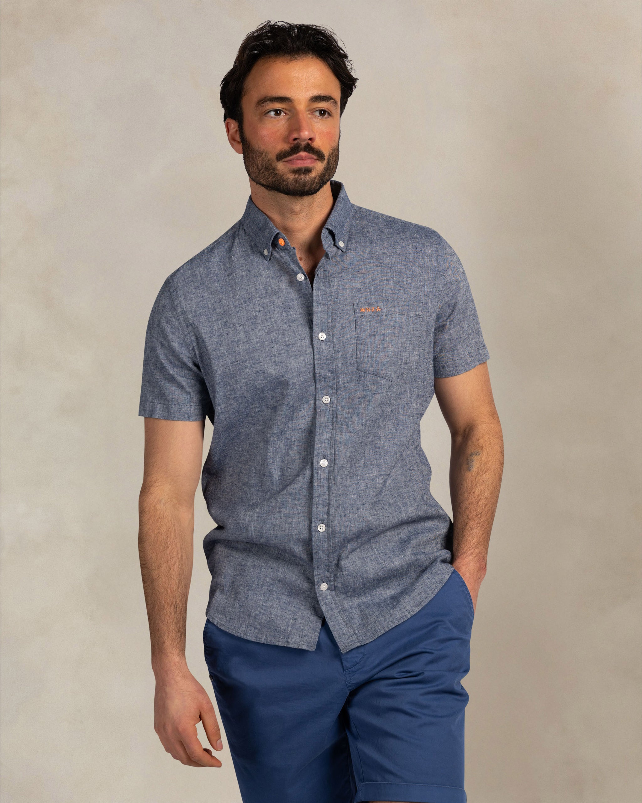 Chemise en lin bleu foncé à manches courtes Chemise en lin bleu foncé à manches courtes