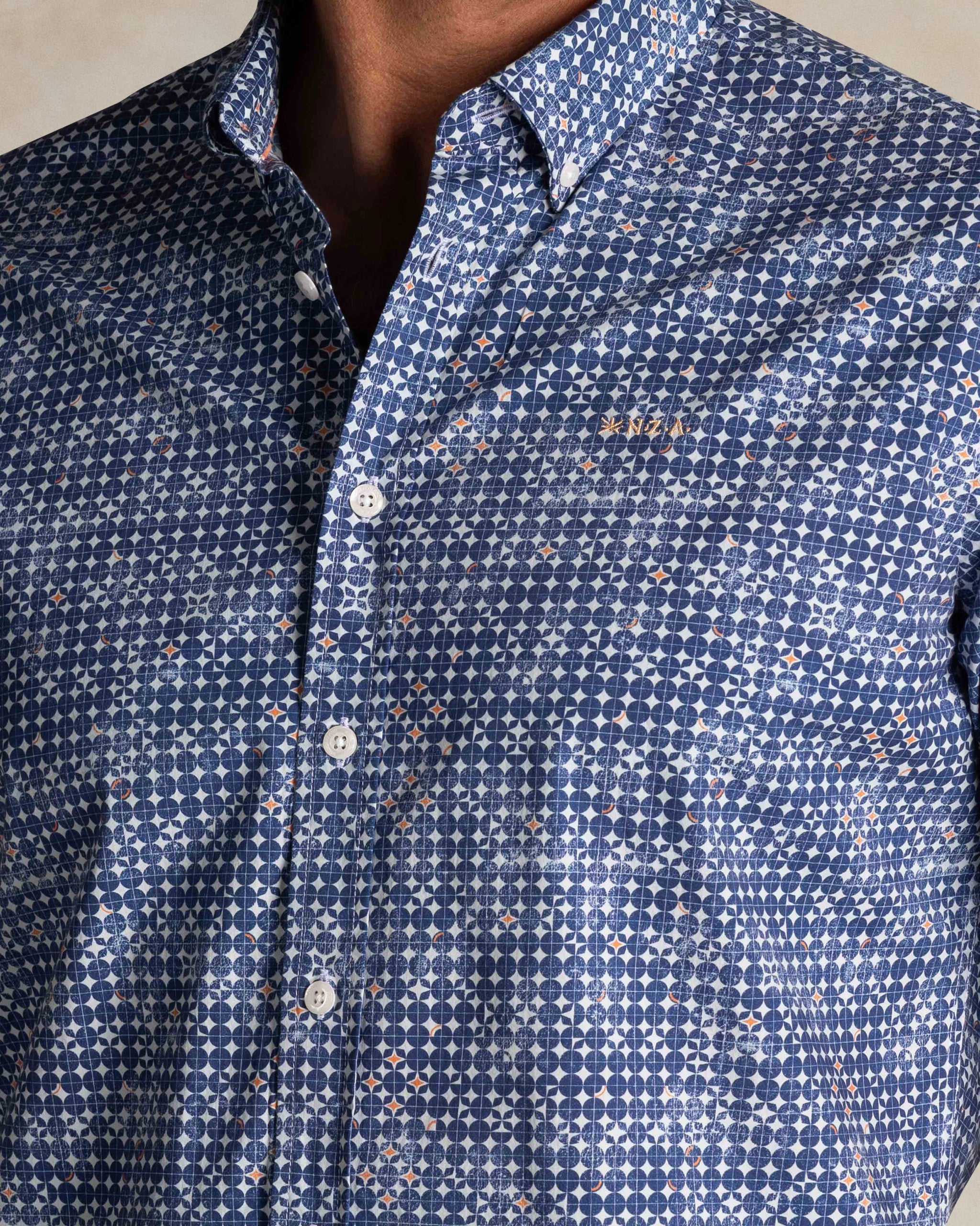 Camisa azul de algodón con estampado Camisa azul de algodón con estampado