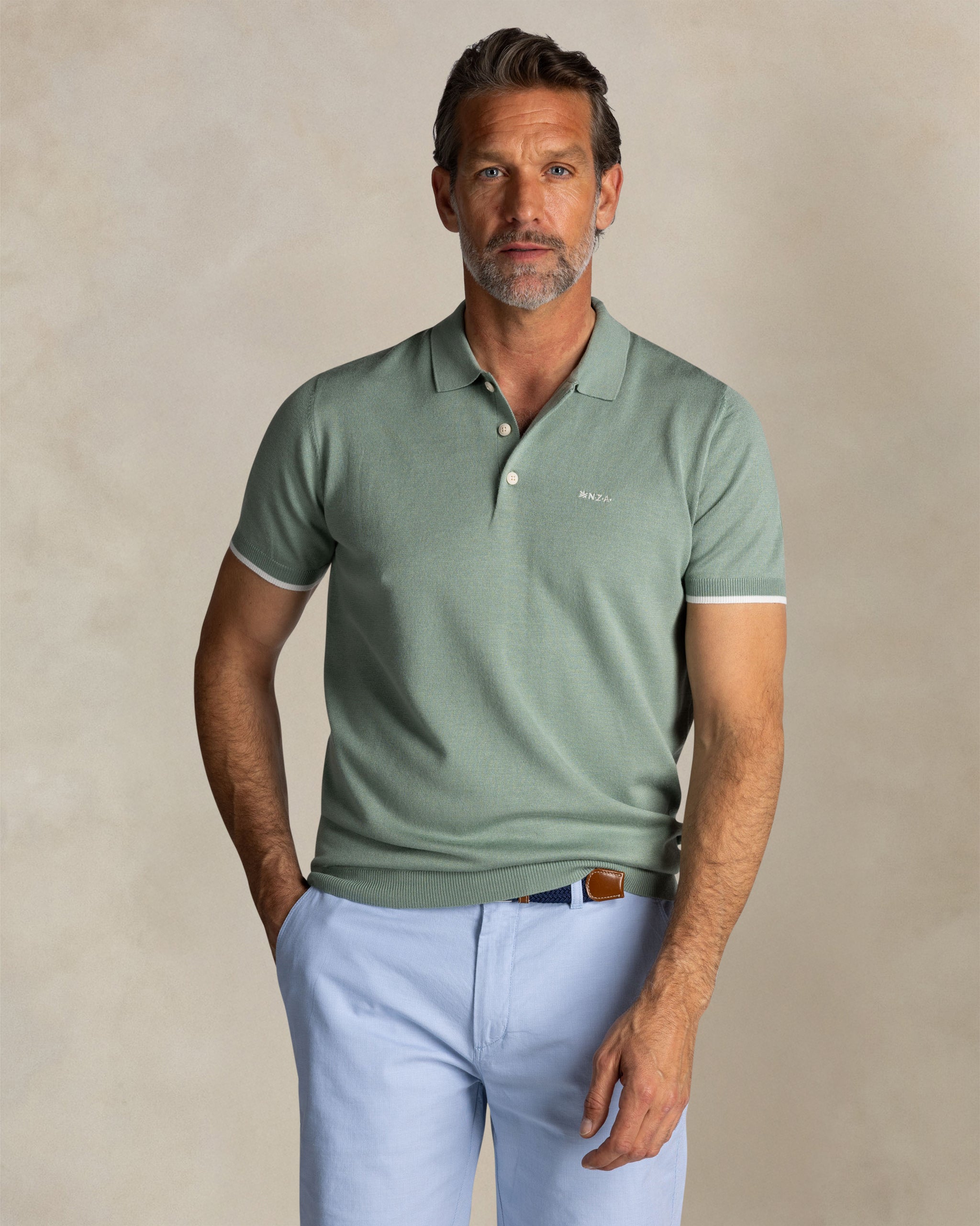 Hellgrünes gestricktes Poloshirt Hellgrünes gestricktes Poloshirt