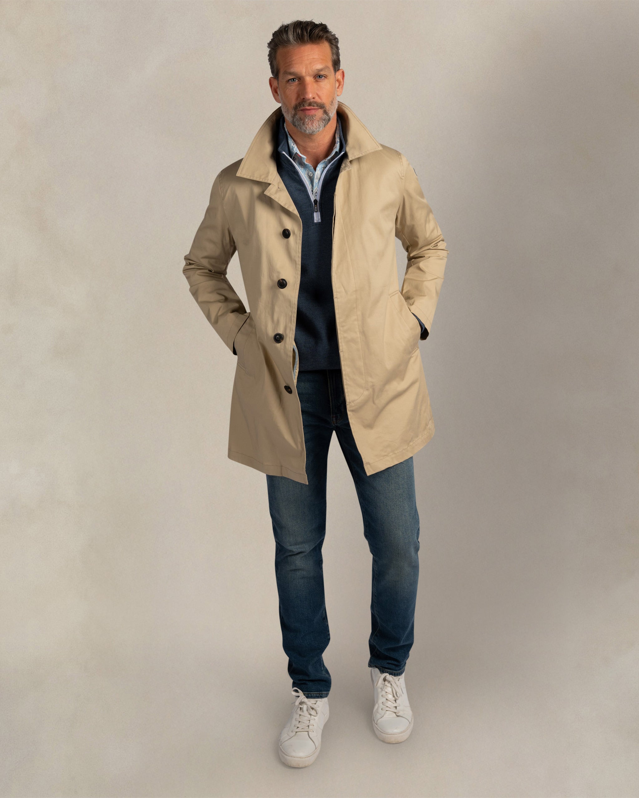 Ecru katoenen trenchcoat Ecru katoenen trenchcoat