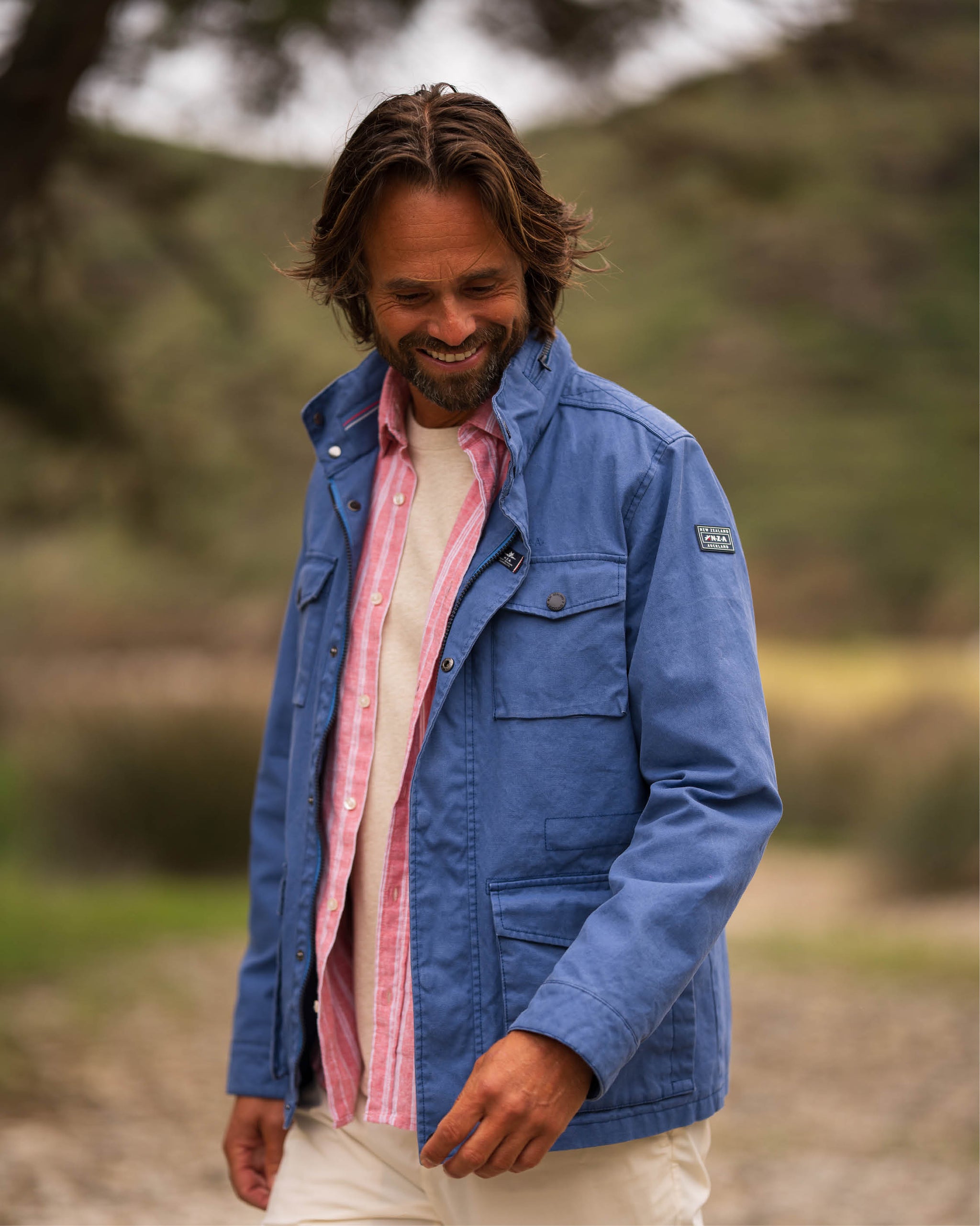 Cazadora azul de algodón estilo militar Cazadora azul de algodón estilo militar