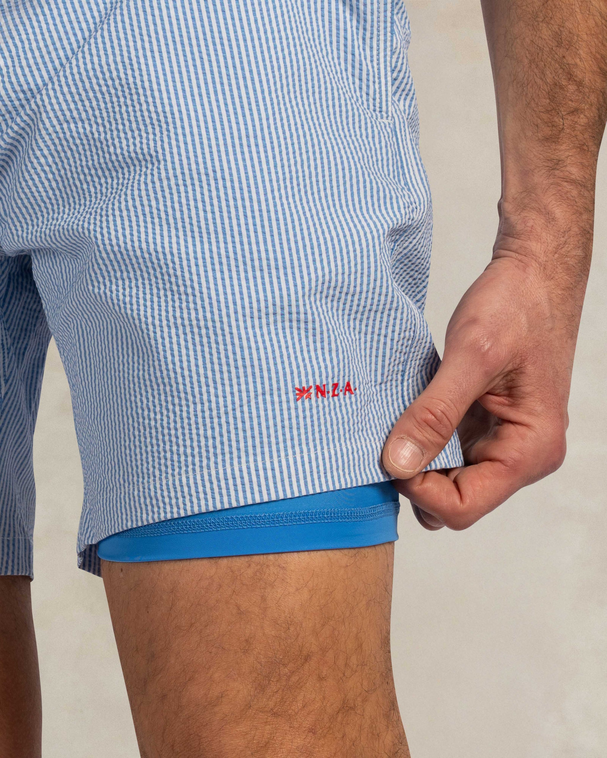 Hellblaue Badehose mit Streifen Hellblaue Badehose mit Streifen