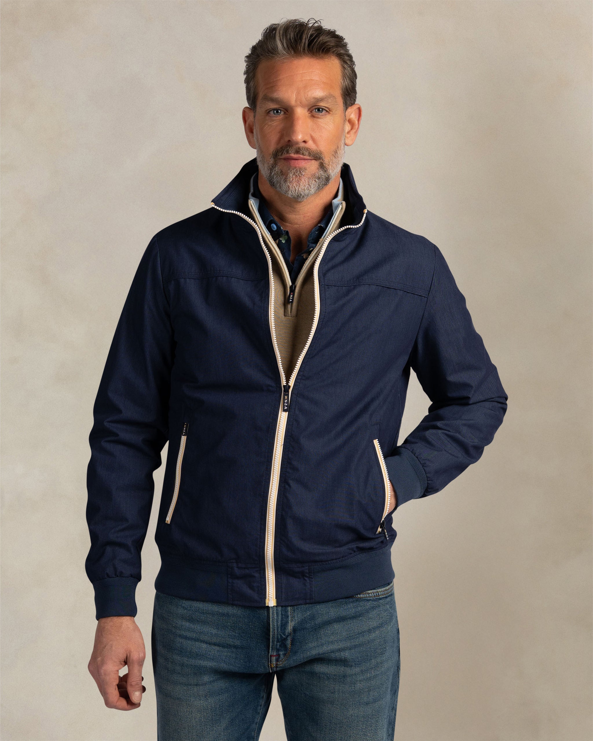 Donkerblauwe katoenen jas met rits Donkerblauwe katoenen jas met rits