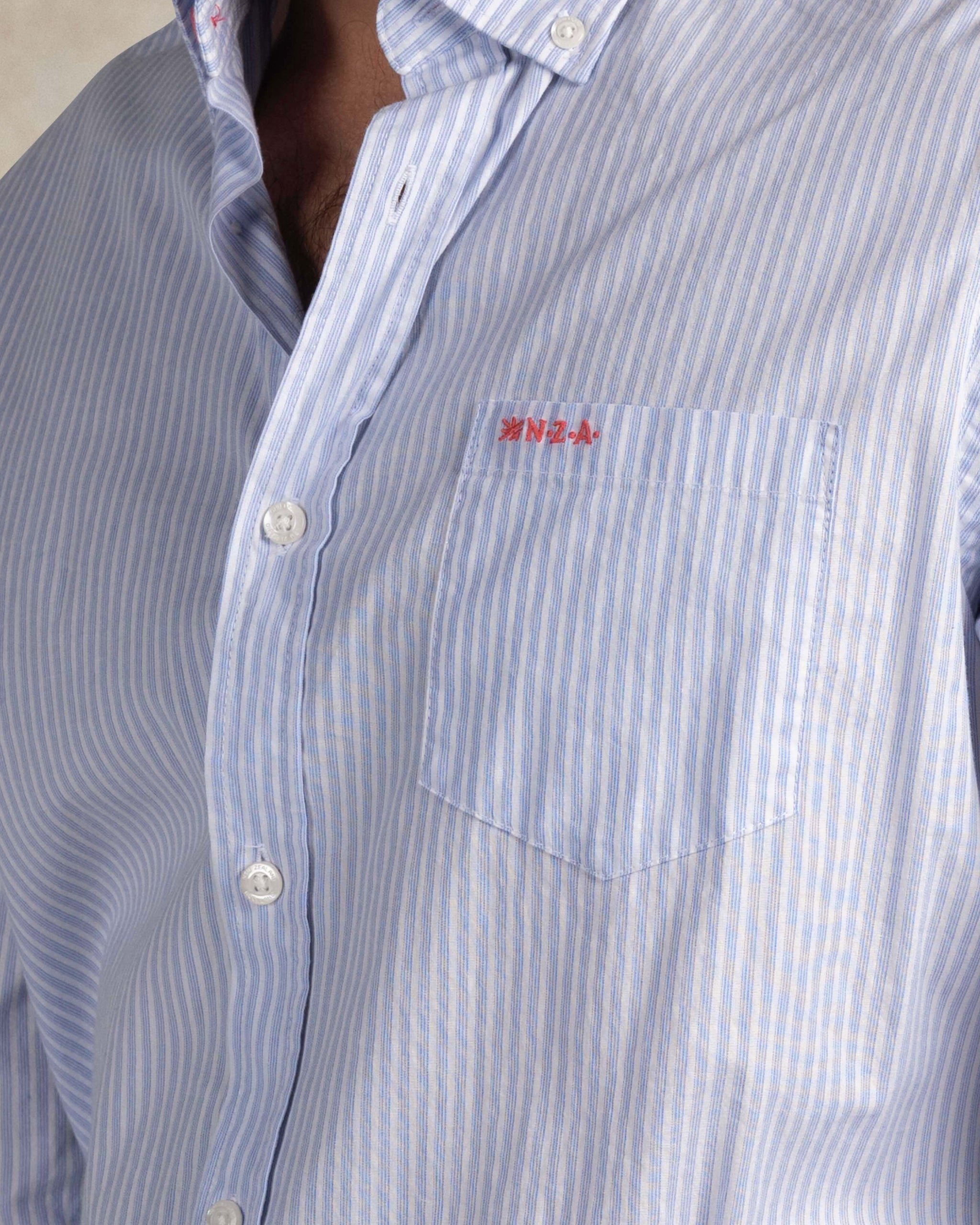 Lichtblauw overhemd met streep Lichtblauw overhemd met streep