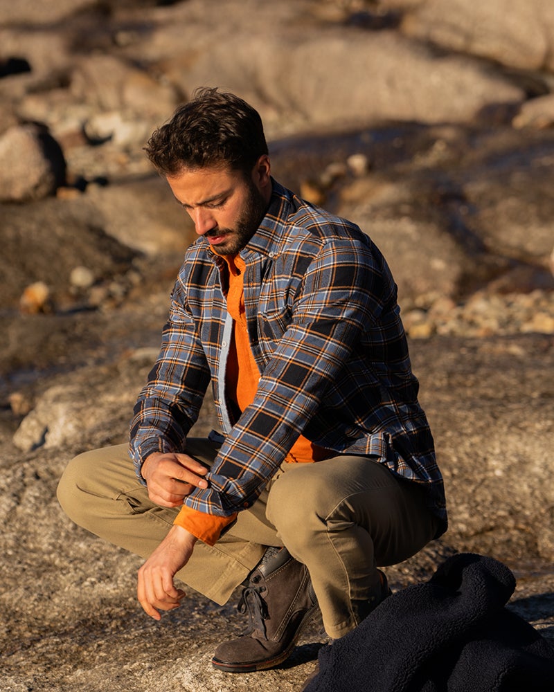 Blaues kariertes Baumwollhemd Blaues kariertes Baumwollhemd