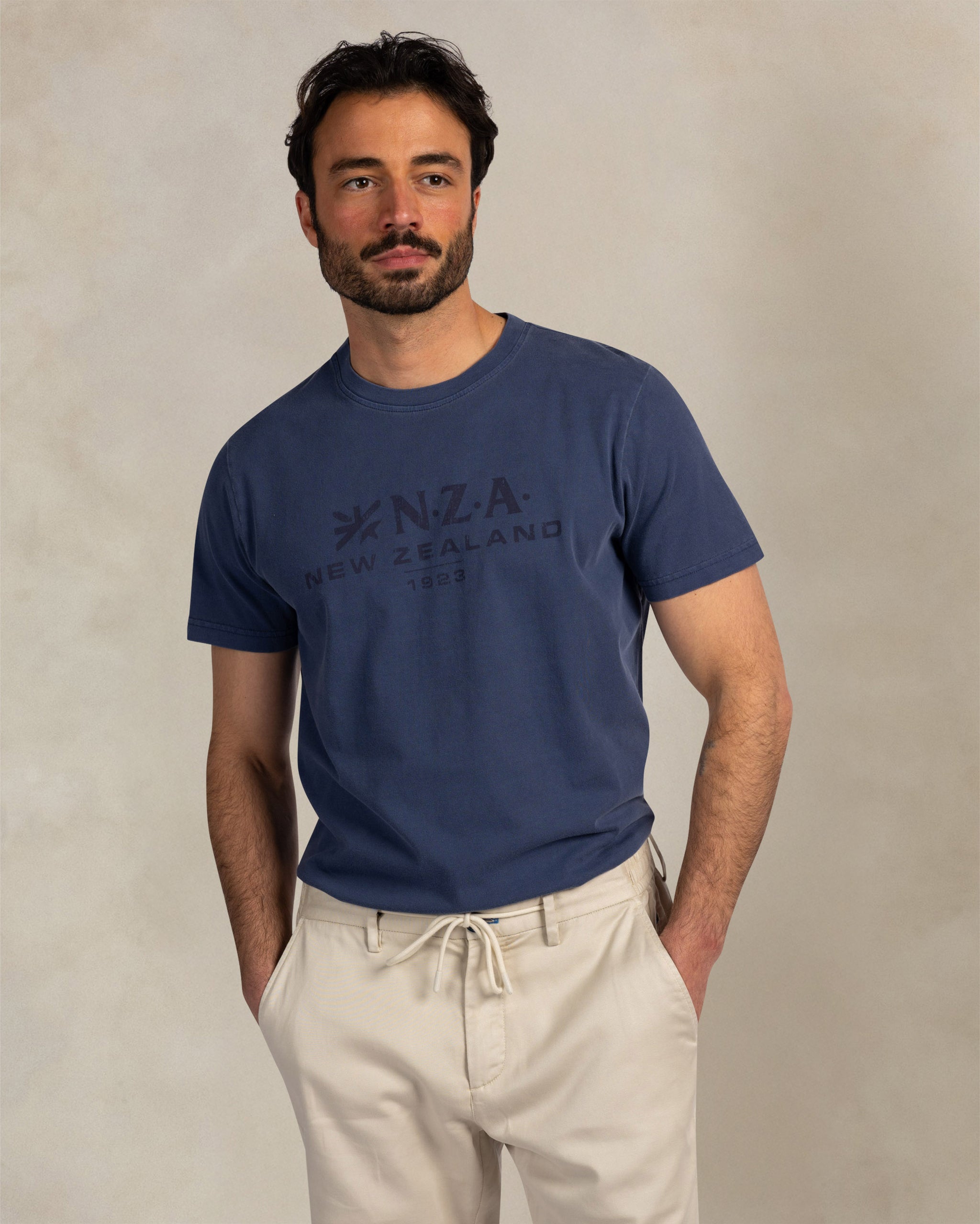 Dunkelblaues T-Shirt aus 100% Baumwolle Dunkelblaues T-Shirt aus 100% Baumwolle